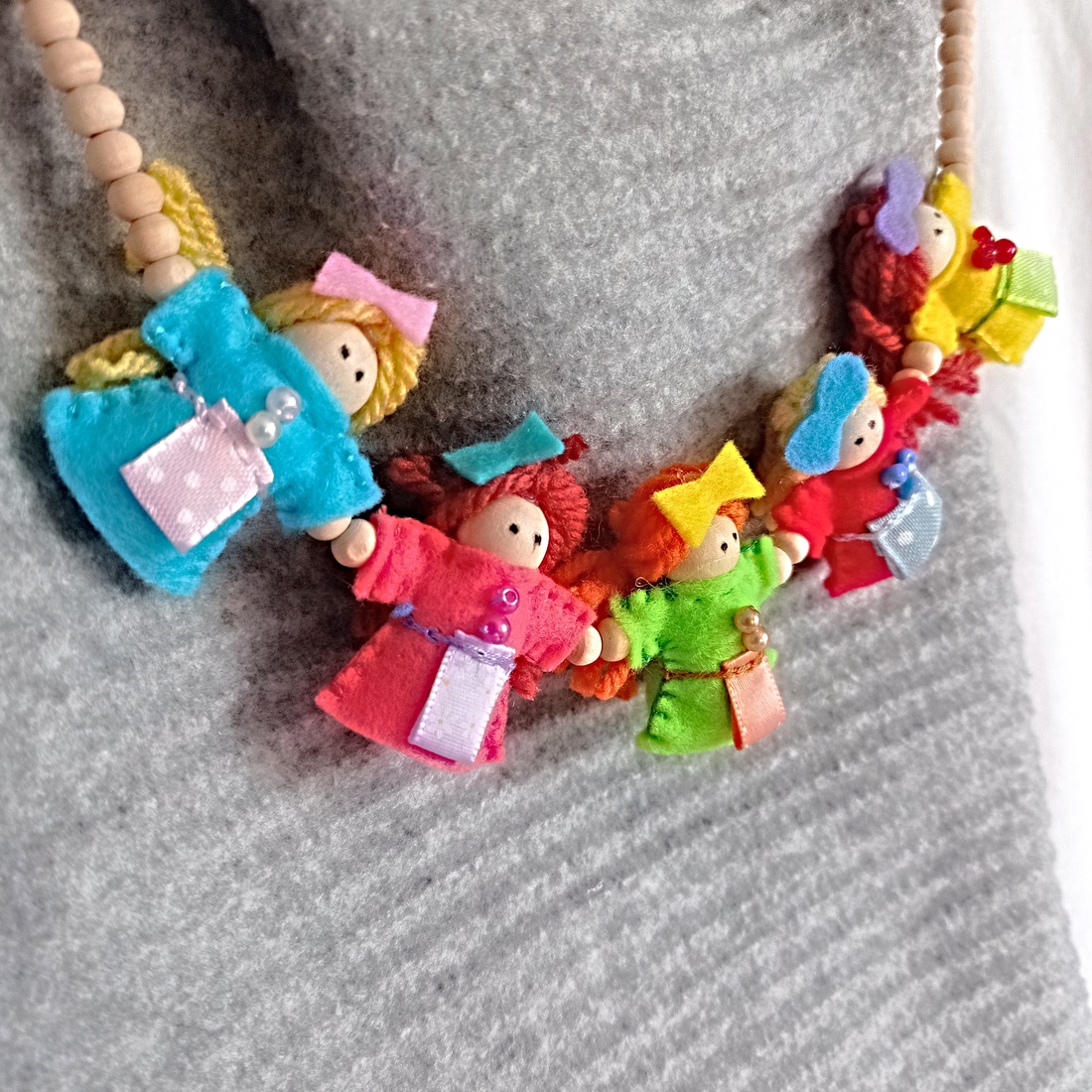 Colier din Papusi de Lemn ,Accesoriu Vesel pentru Fetite ,Cadou Handmade pentru Aniversare. - jucării și echipamente pentru copii - jocuri de gândire - curcubeu montessori, jocuri waldorf - Artynos.ro
