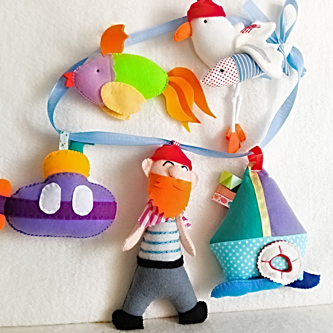 Ghirlandă decorativă cu tematică marină � jucării din fetru pentru camera bebelușului - jucării și echipamente pentru copii - jocuri de gândire - curcubeu montessori, jocuri waldorf - Artynos.ro
