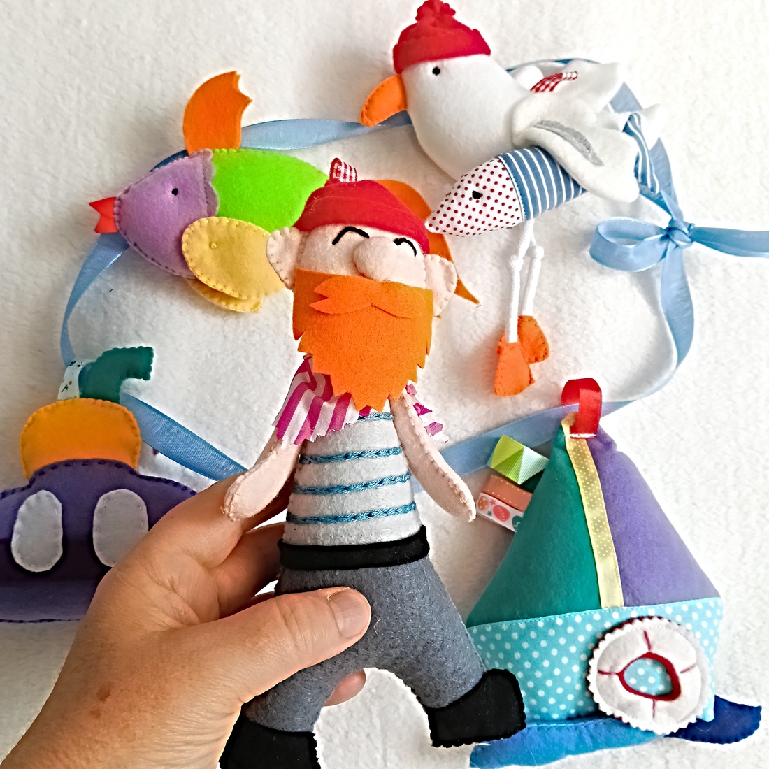 Ghirlandă decorativă cu tematică marină � jucării din fetru pentru camera bebelușului - jucării și echipamente pentru copii - jocuri de gândire - curcubeu montessori, jocuri waldorf - Artynos.ro