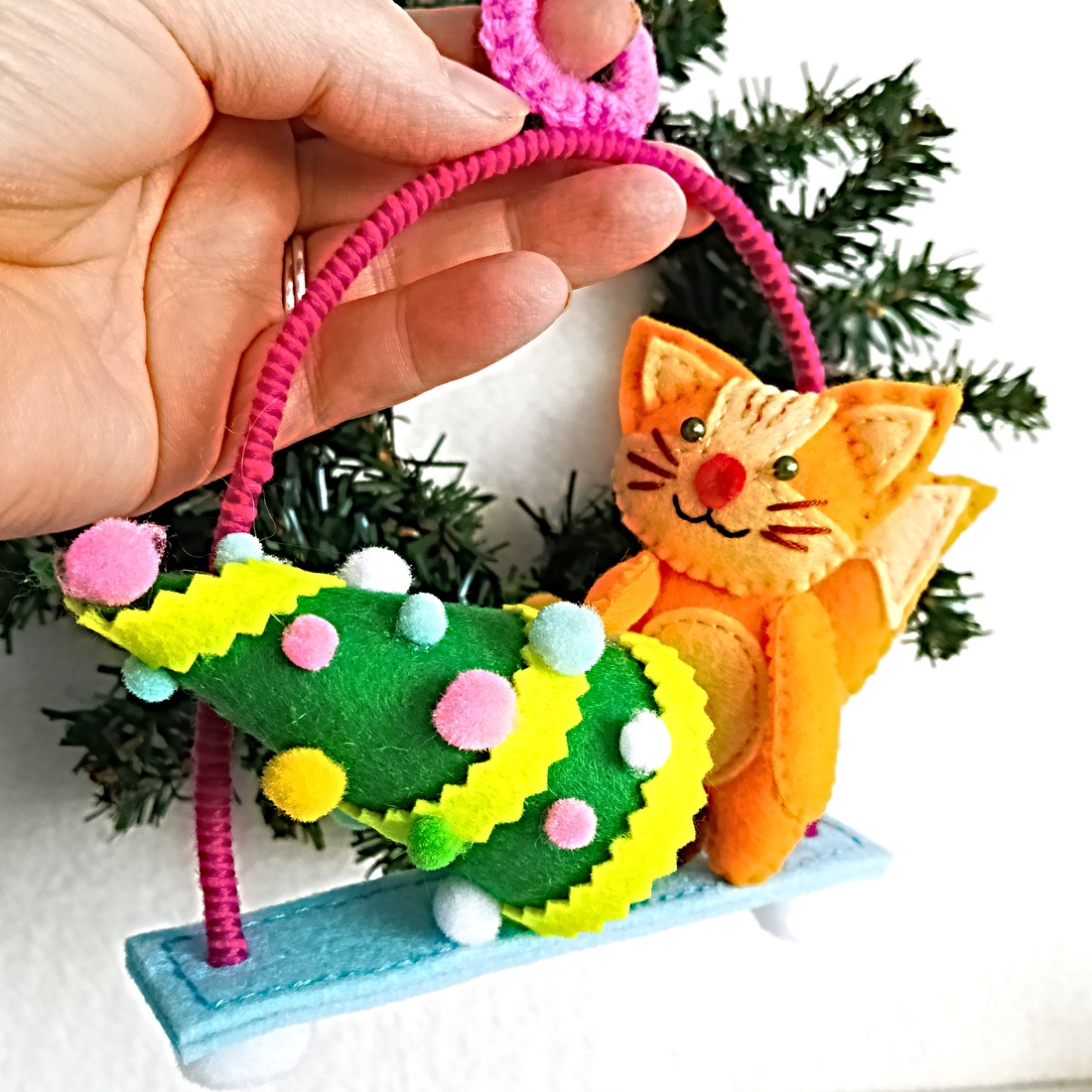Pisica Jucausa , Decoratiune din Fetru pentru Bradul de Craciun. - crăciun - decorațiuni de crăciun de casă - figurine pentru pomul de crăciun - Artynos.ro