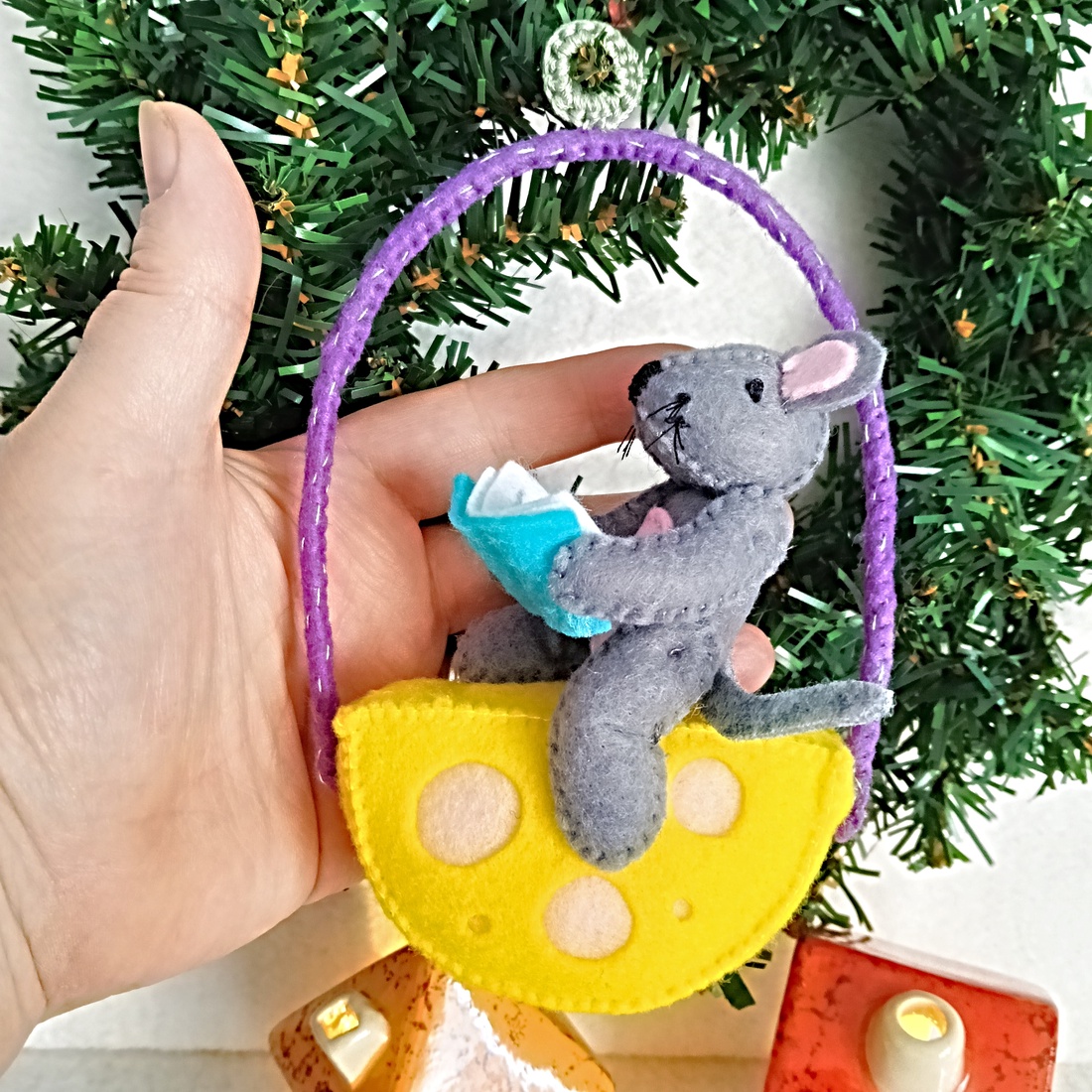 Decoratiune din Fetru pentru Bradul de Craciun ,Soricelul Cititor. - crăciun - decorațiuni de crăciun de casă - figurine pentru pomul de crăciun - Artynos.ro
