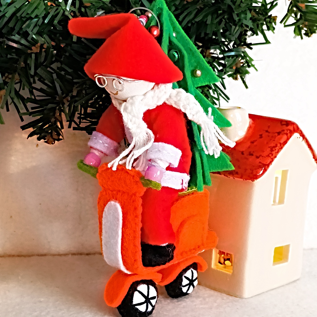 Ornament haios cu Moș Crăciun pe scuter , Decorațiune unică din fetru pentru bradul de Crăciun. - crăciun - decorațiuni de crăciun de casă - figurine pentru pomul de crăciun - Artynos.ro