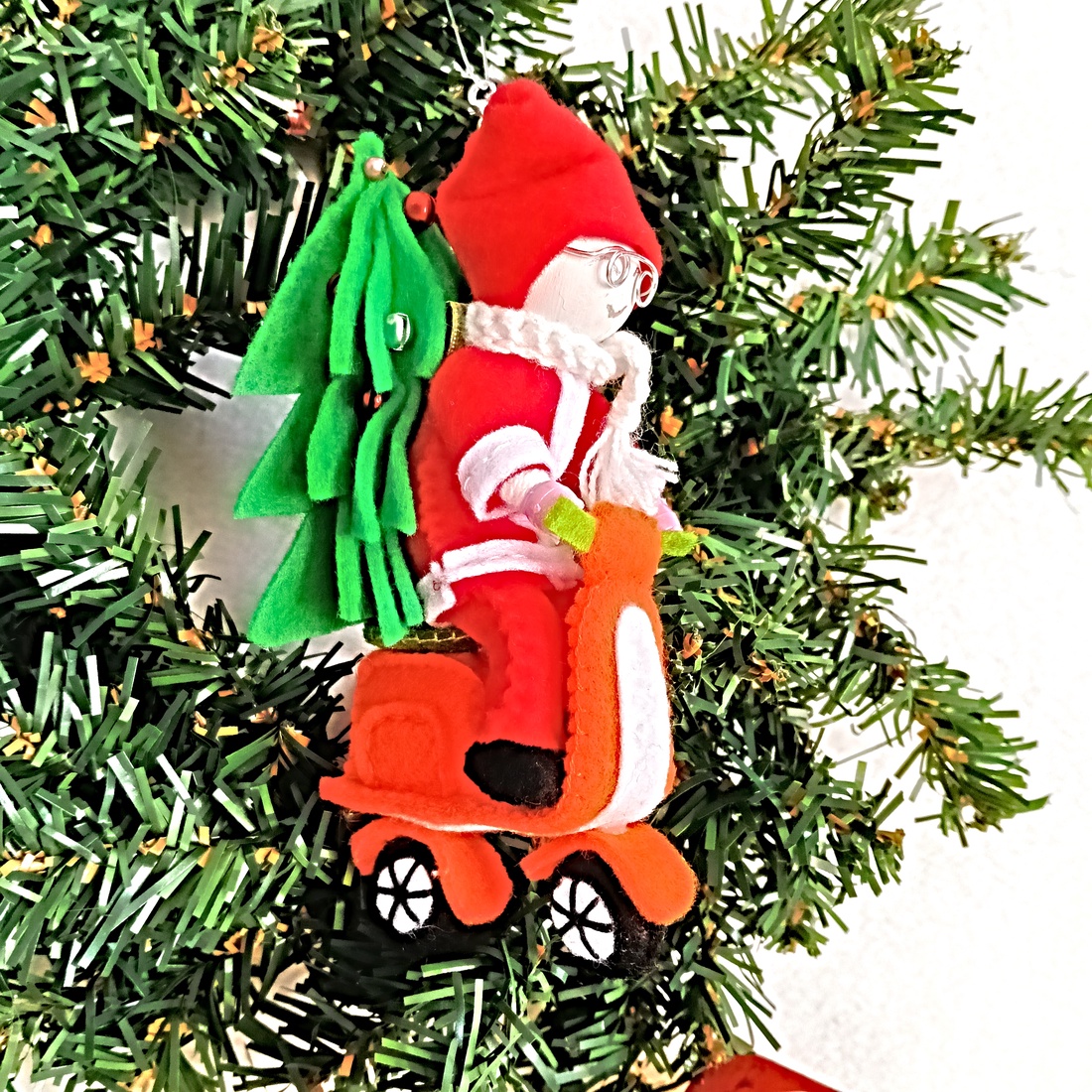 Ornament haios cu Moș Crăciun pe scuter , Decorațiune unică din fetru pentru bradul de Crăciun. - crăciun - decorațiuni de crăciun de casă - figurine pentru pomul de crăciun - Artynos.ro