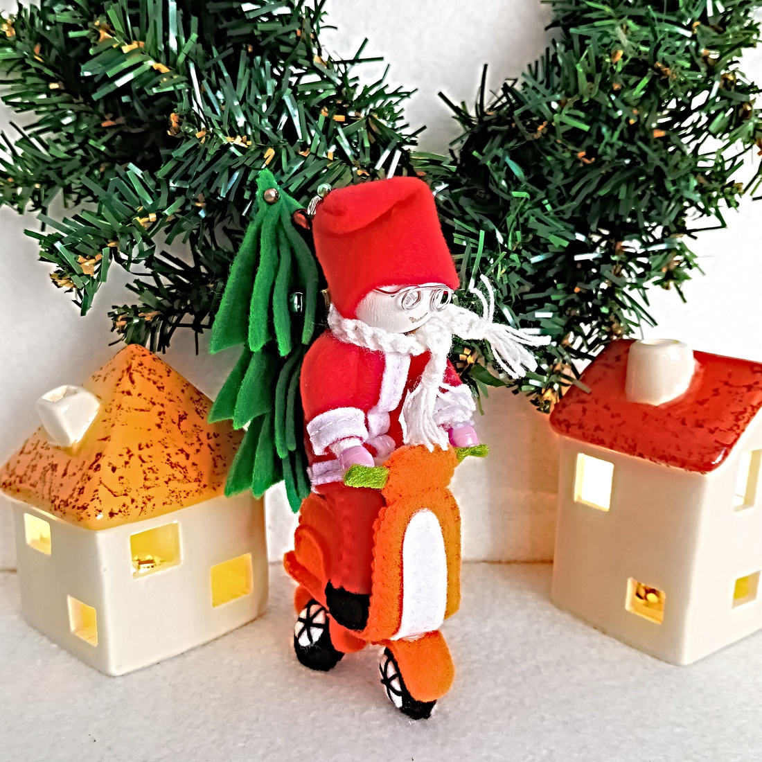 Ornament haios cu Moș Crăciun pe scuter , Decorațiune unică din fetru pentru bradul de Crăciun. - crăciun - decorațiuni de crăciun de casă - figurine pentru pomul de crăciun - Artynos.ro