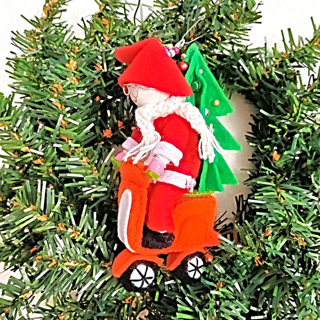 Ornament haios cu Moș Crăciun pe scuter , Decorațiune unică din fetru pentru bradul de Crăciun. - crăciun - decorațiuni de crăciun de casă - figurine pentru pomul de crăciun - Artynos.ro