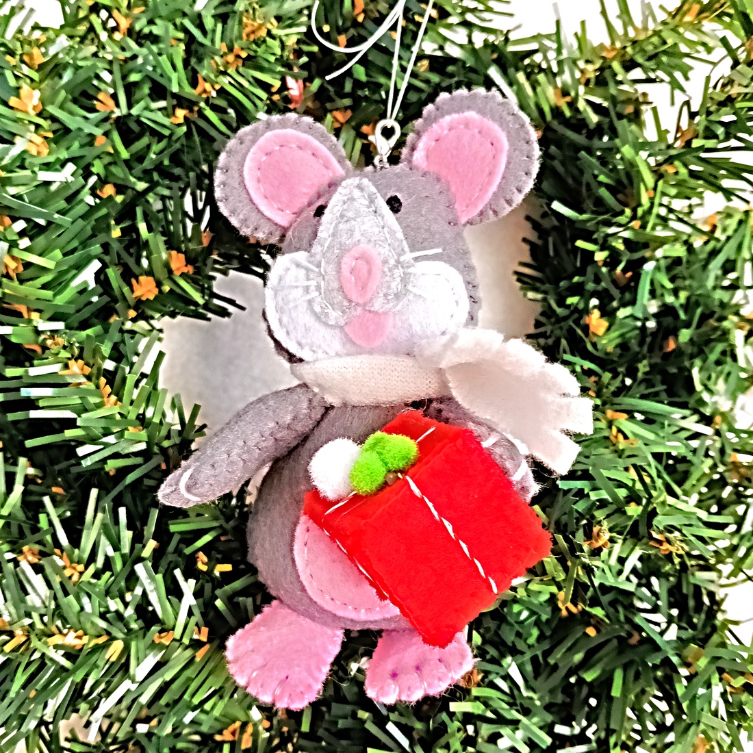 Șoricel cu cadou � ornament handmade din fetru pentru bradul de Crăciun . - crăciun - decorațiuni de crăciun de casă - figurine pentru pomul de crăciun - Artynos.ro