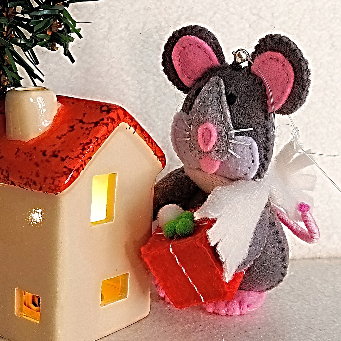 Șoricel cu cadou � ornament handmade din fetru pentru bradul de Crăciun . - crăciun - decorațiuni de crăciun de casă - figurine pentru pomul de crăciun - Artynos.ro