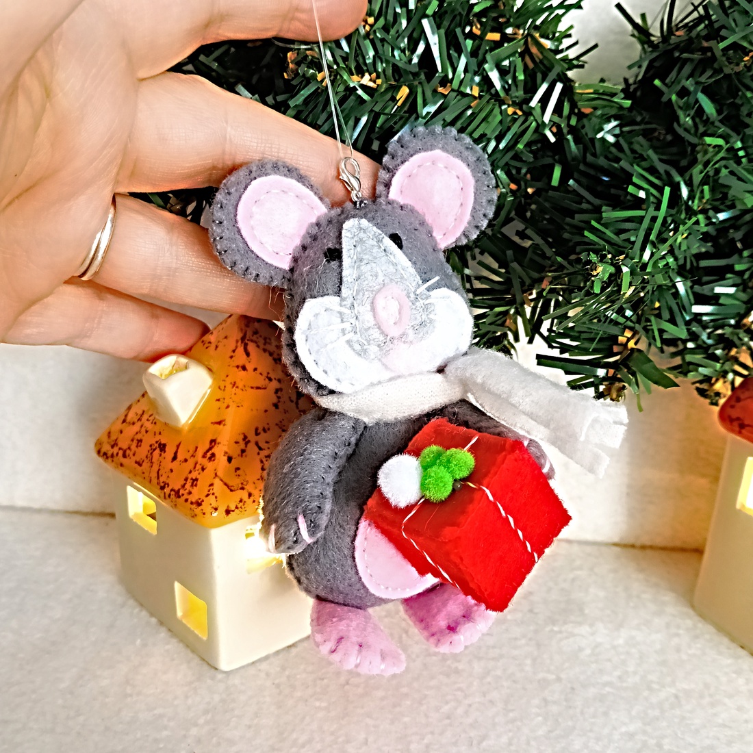 Șoricel cu cadou � ornament handmade din fetru pentru bradul de Crăciun . - crăciun - decorațiuni de crăciun de casă - figurine pentru pomul de crăciun - Artynos.ro
