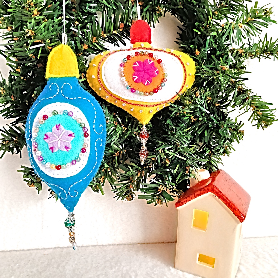 Set de 2 Ornamente din Fetru Brodat pentru Craciun. - crăciun - decorațiuni de crăciun de casă - figurine pentru pomul de crăciun - Artynos.ro