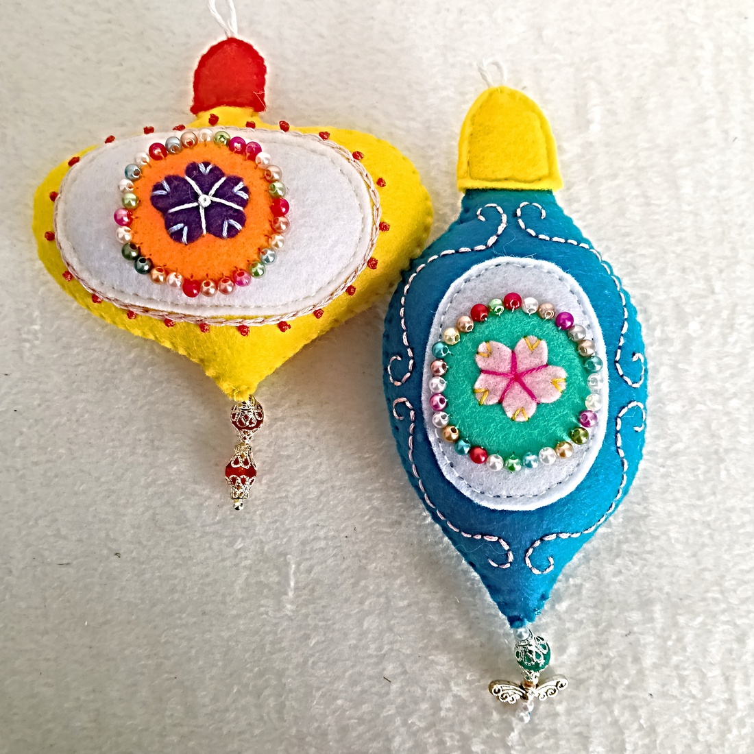 Set de 2 Ornamente din Fetru Brodat pentru Craciun. - crăciun - decorațiuni de crăciun de casă - figurine pentru pomul de crăciun - Artynos.ro