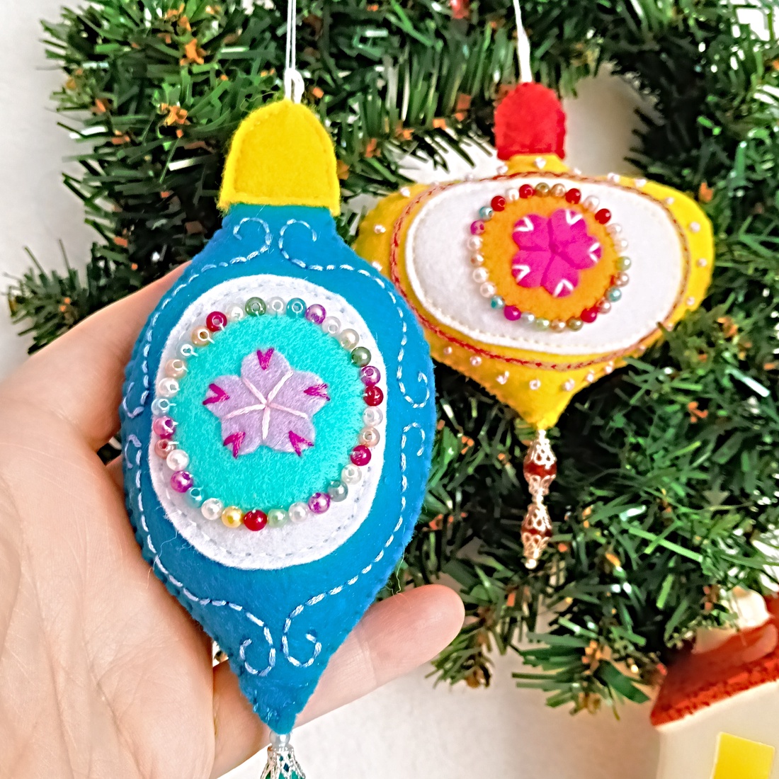 Set de 2 ornamente din fetru brodat pentru Craciun ,Cadou pentru familie. - crăciun - decorațiuni de crăciun de casă - figurine pentru pomul de crăciun - Artynos.ro