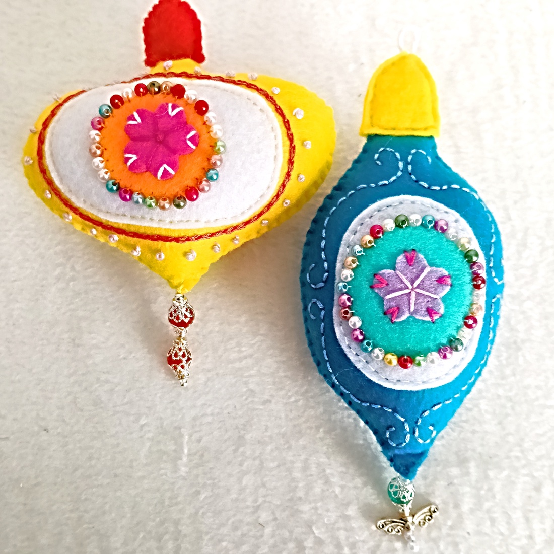 Set de 2 ornamente din fetru brodat pentru Craciun ,Cadou pentru familie. - crăciun - decorațiuni de crăciun de casă - figurine pentru pomul de crăciun - Artynos.ro