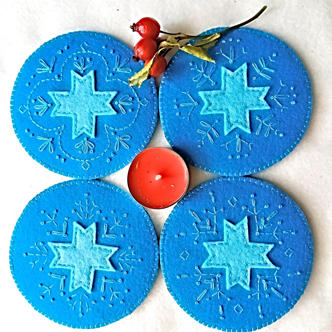 Set de 4 suporturi brodate pentru cani ,cadou handmade pentru Craciun. - crăciun - decorațiuni de crăciun de casă - decor pentru masă de crăciun - Artynos.ro