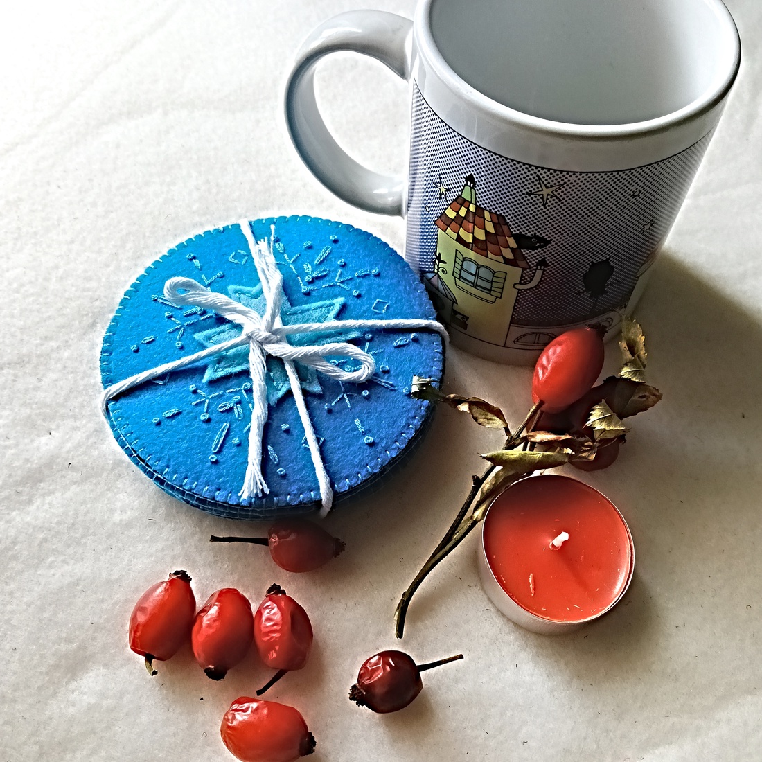Set de 4 suporturi brodate pentru cani ,cadou handmade pentru Craciun. - crăciun - decorațiuni de crăciun de casă - decor pentru masă de crăciun - Artynos.ro