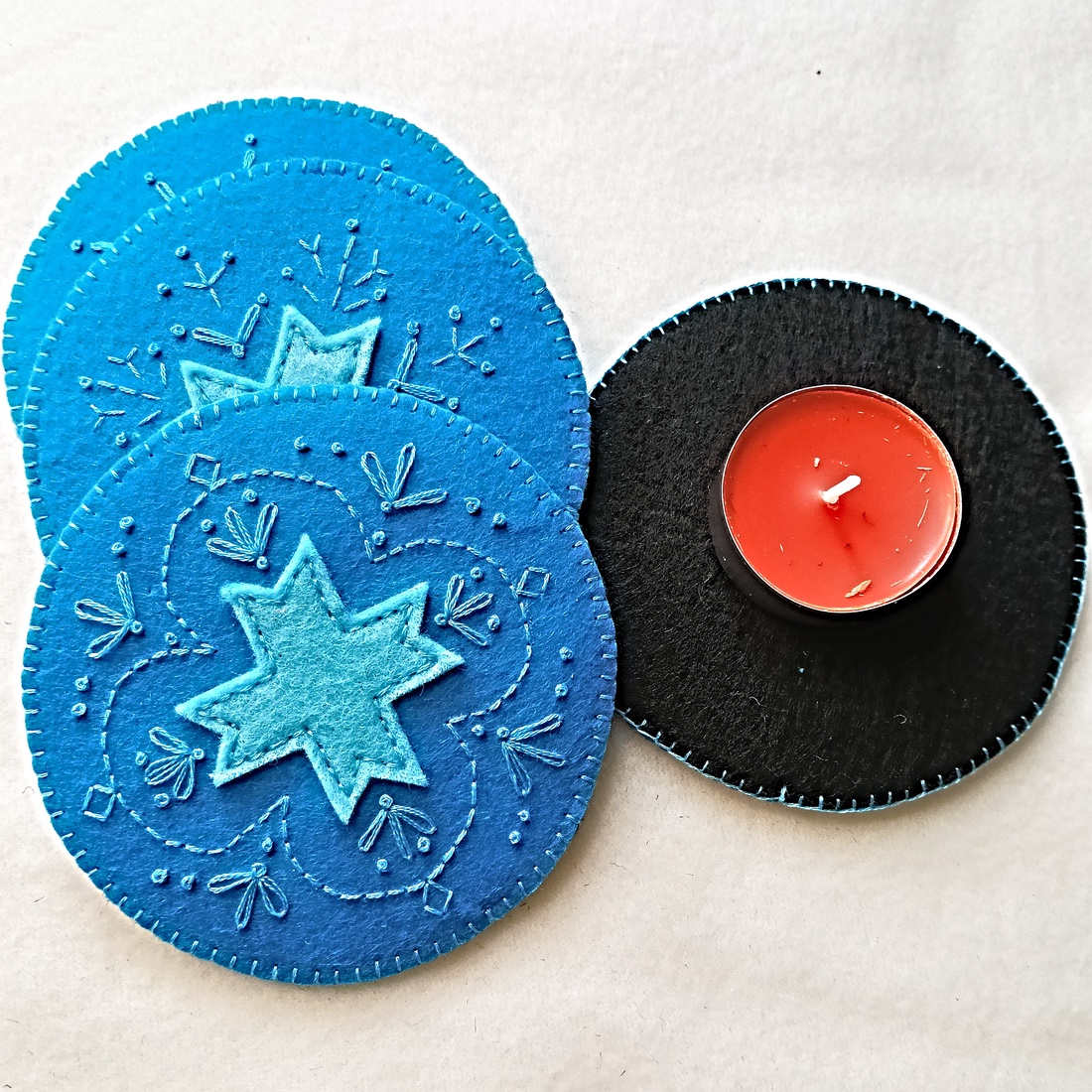 Set de 4 suporturi brodate pentru cani ,cadou handmade pentru Craciun. - crăciun - decorațiuni de crăciun de casă - decor pentru masă de crăciun - Artynos.ro