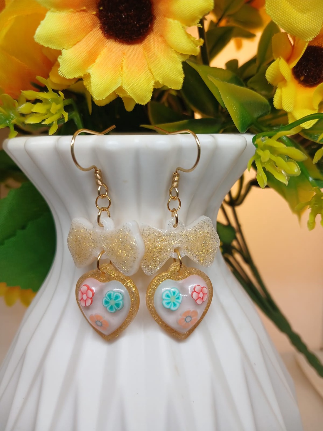 Cercei handmade inima cu fundita - bijuterii - cercei - cercei din rășină - Artynos.ro