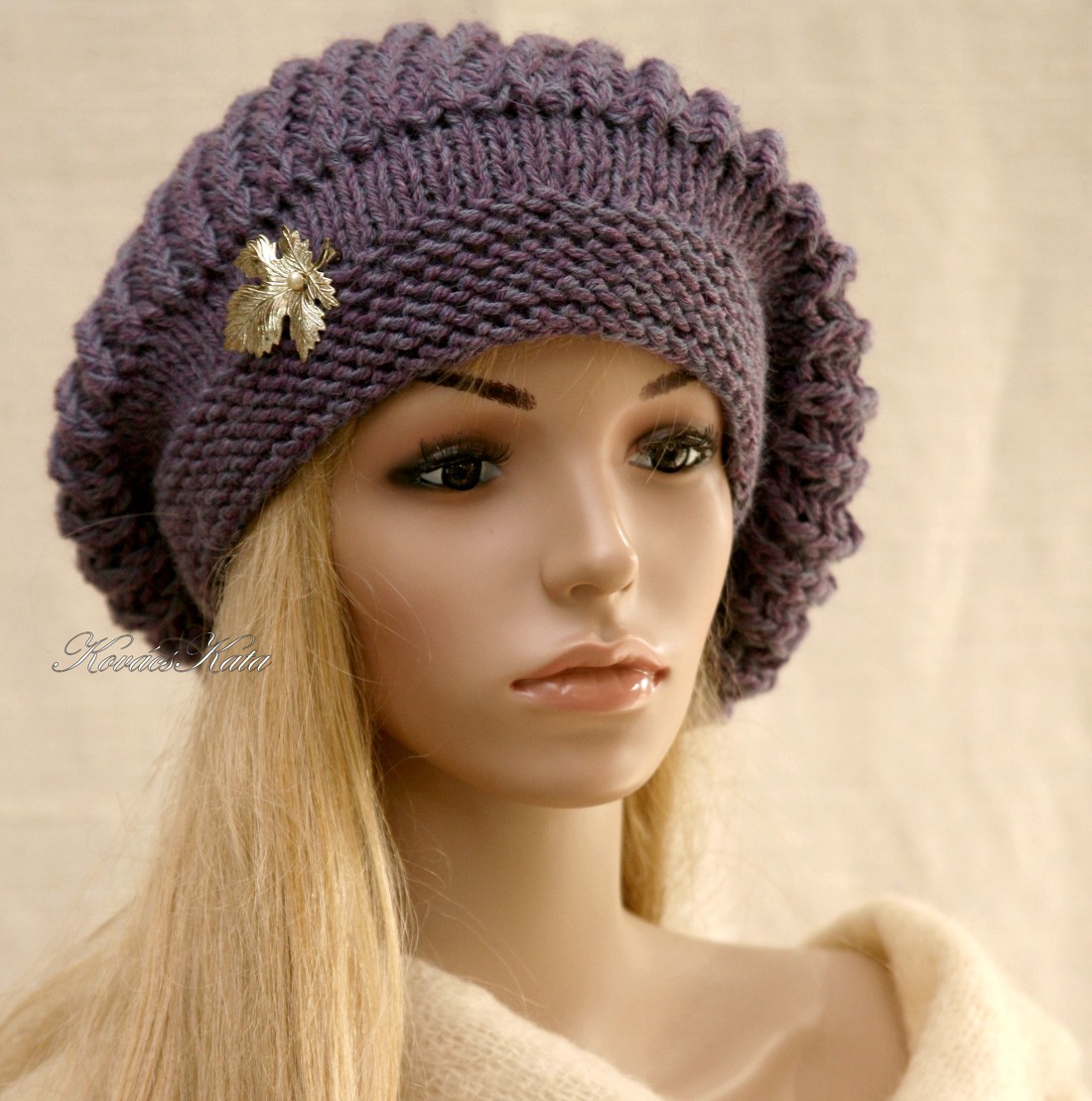 BORBÁLA / liliac - șapcă din lână tricotată manual, beretă - îmbrăcăminte și modă - eșarfe, pălării, fularuri - căciulă - Artynos.ro BORBÁLA / liliac - șapcă din lână tricotată manual, beretă - îmbrăcăminte și modă - eșarfe, pălării, fularuri - căciulă - Artynos.ro