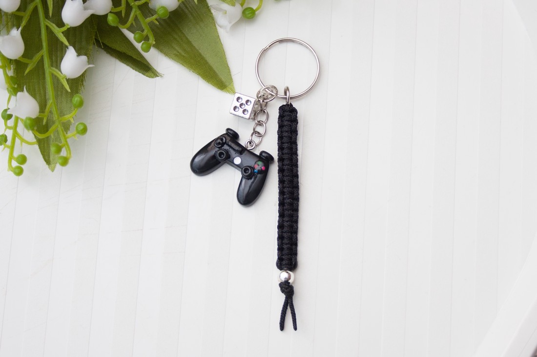 Breloc, ornament pentru geantă - Consolă de jocuri console negru -  - Artynos.ro