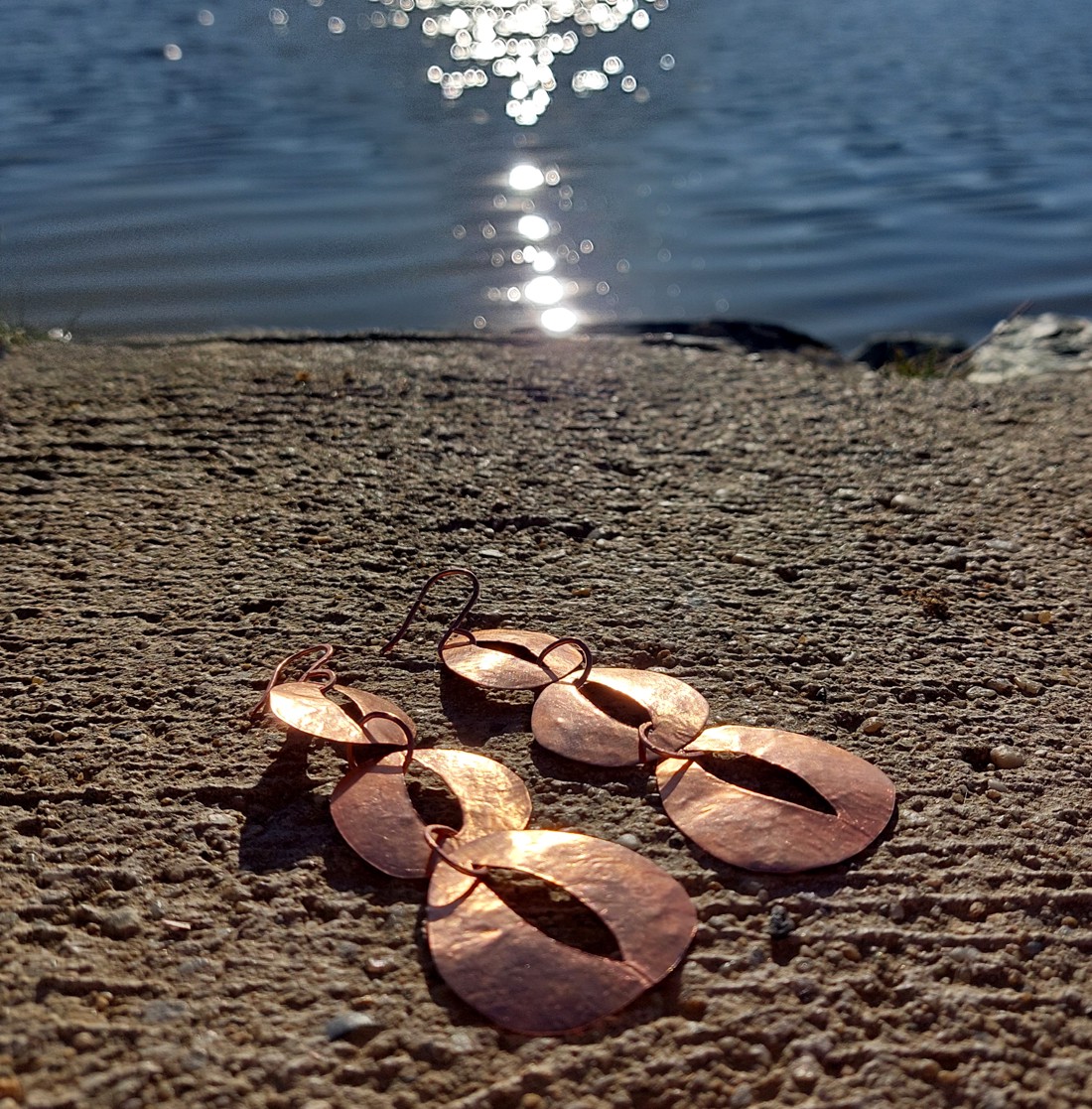 Cercei de declarație rustici din cupru - bijuterii - cercei hoops - Artynos.ro Cercei de declarație rustici din cupru - bijuterii - cercei hoops - Artynos.ro