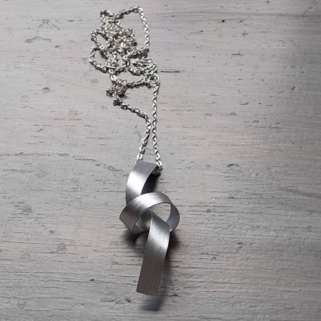 Colier cu design minimalist din aluminiu lucios și ușor -  - Artynos.ro Colier cu design minimalist din aluminiu lucios și ușor -  - Artynos.ro