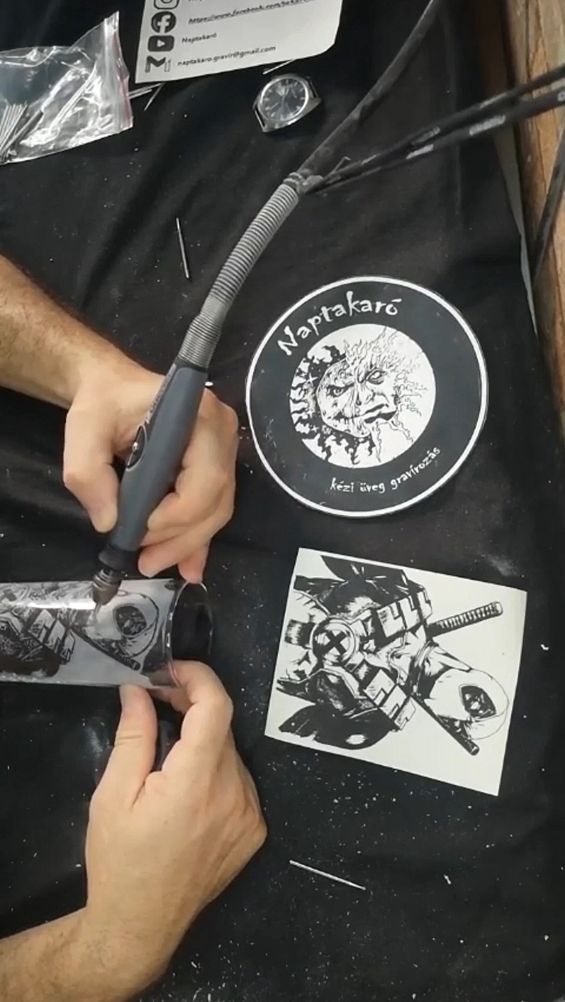 Pahar de sticlă cu model gravat manual, cu imaginea lui Deadpool  -  - Artynos.ro