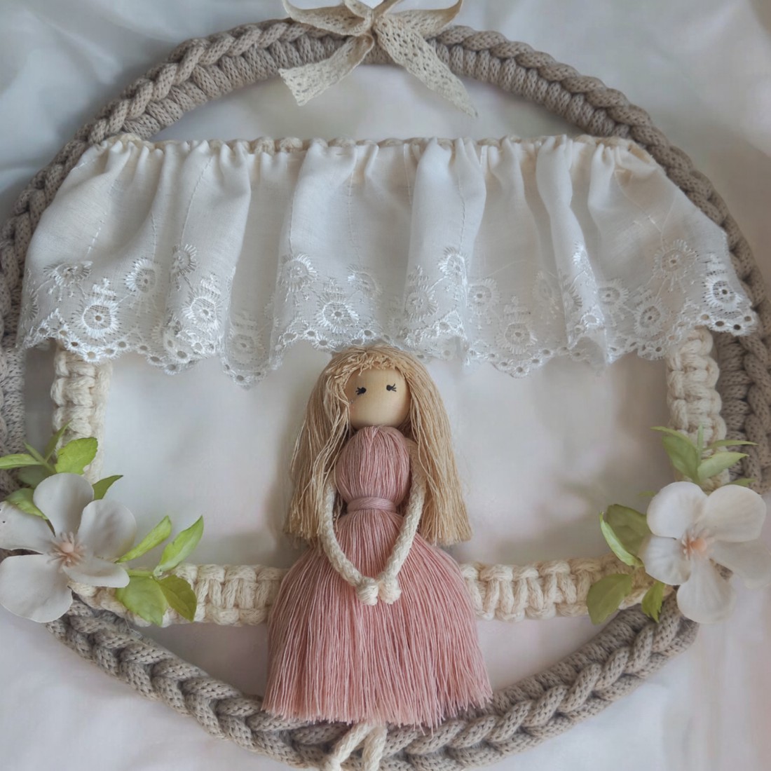 Decor de perete din dantelă cu păpușă macramé - - Artynos.ro Decor de perete din dantelă cu păpușă macramé - - Artynos.ro