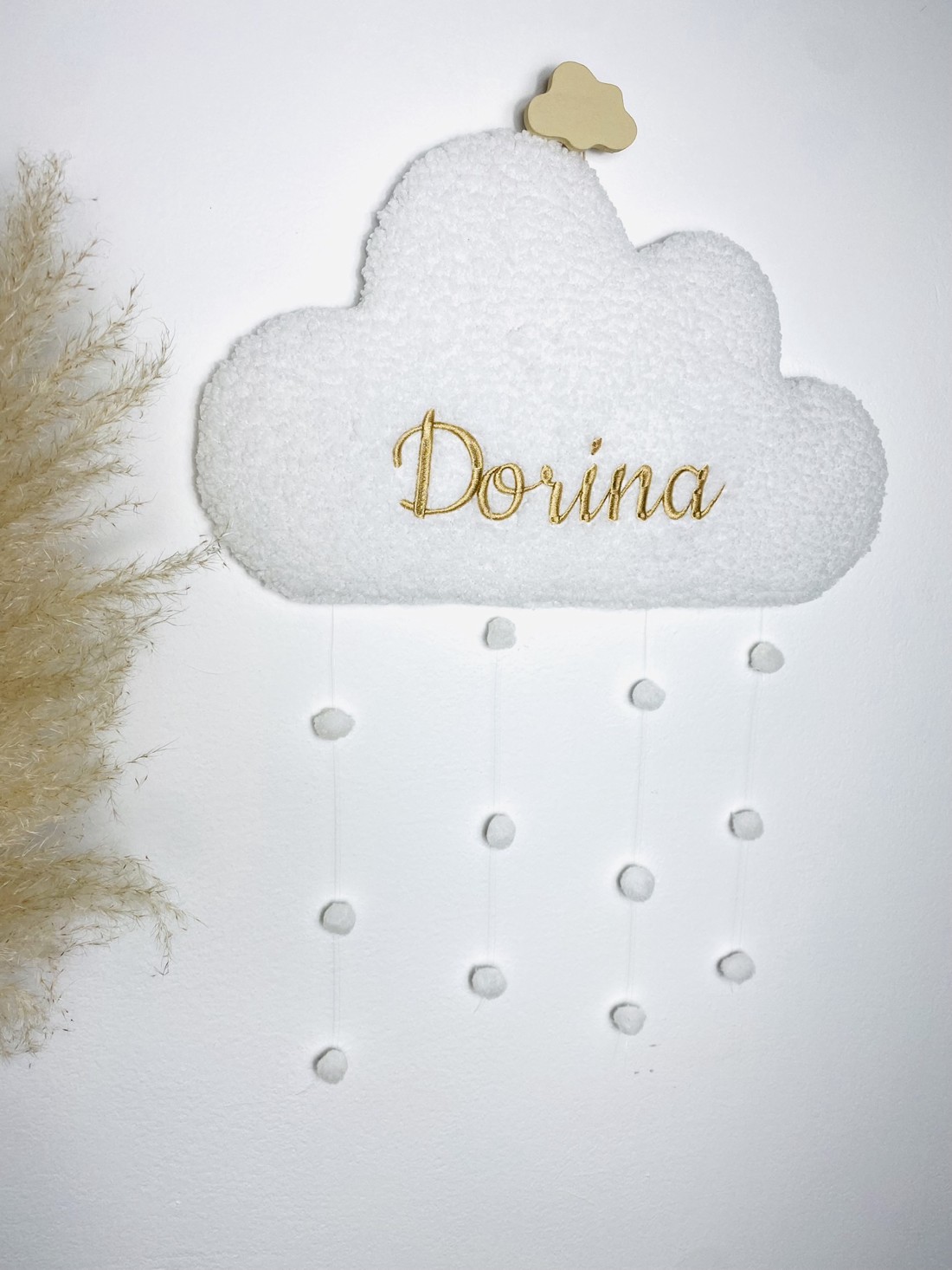 Decor de perete personalizat cu nori de miel brodați, cu pandantive pom-pom - - Artynos.ro Decor de perete personalizat cu nori de miel brodați, cu pandantive pom-pom - - Artynos.ro