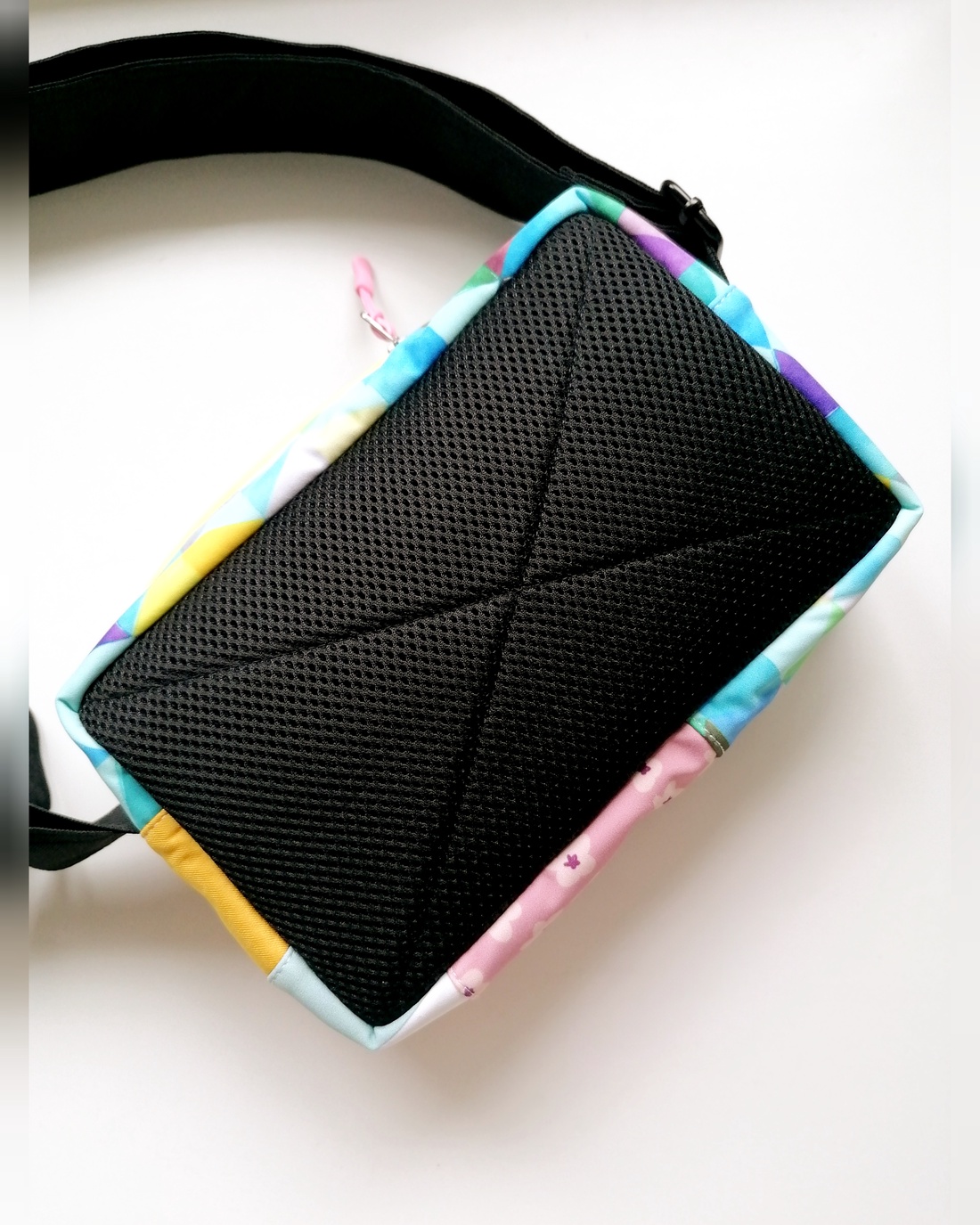Geantă LIBELULA cross body - puzzle pastel - geantă și husă - genți de umăr și genți de mână - geantă de umăr sling - Artynos.ro