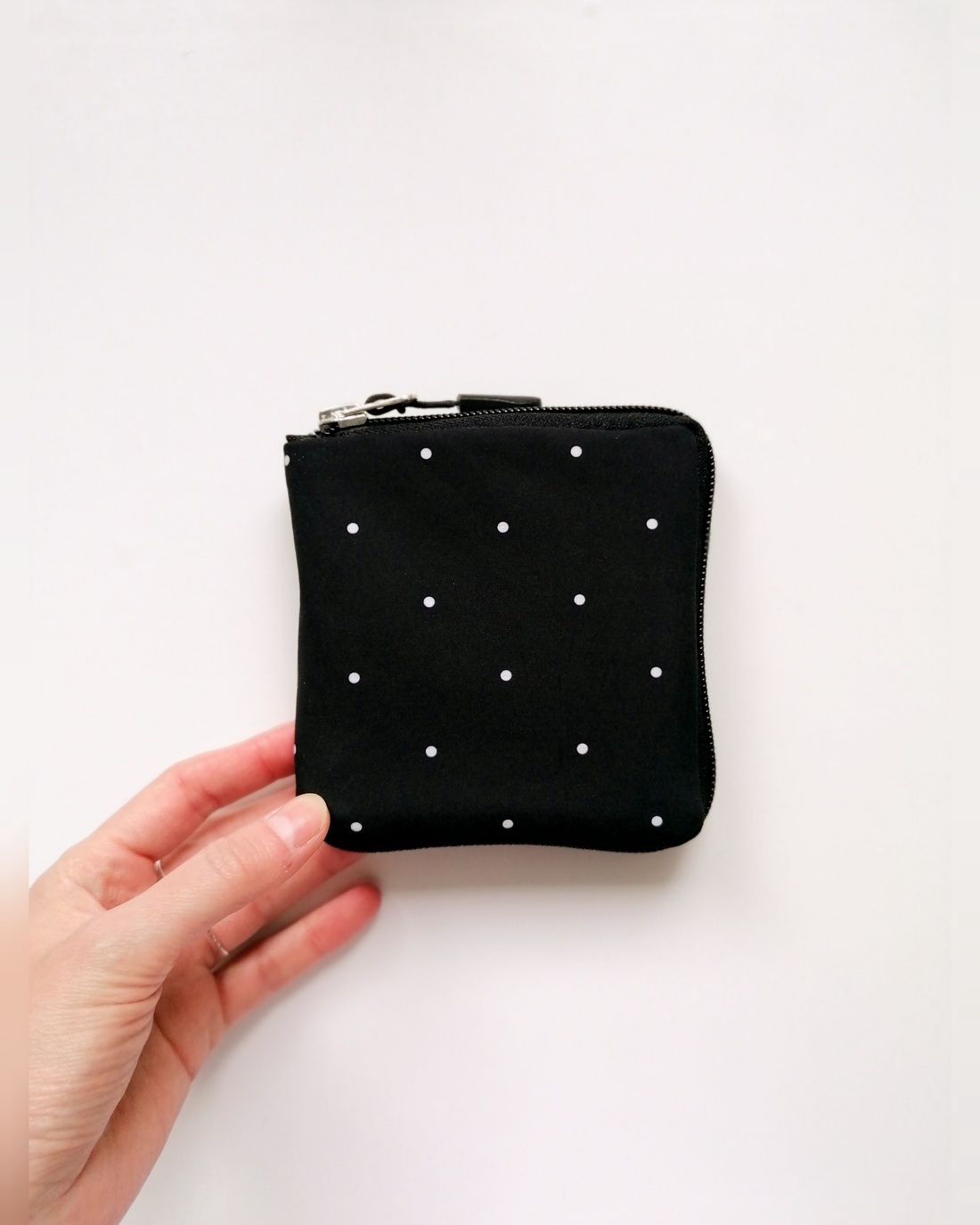 Portofel pătrat LIBELULA - polka dots - geantă și husă - portofele, huse, suporturi - geantă, portofel - Artynos.ro Portofel pătrat LIBELULA - polka dots - geantă și husă - portofele, huse, suporturi - geantă, portofel - Artynos.ro