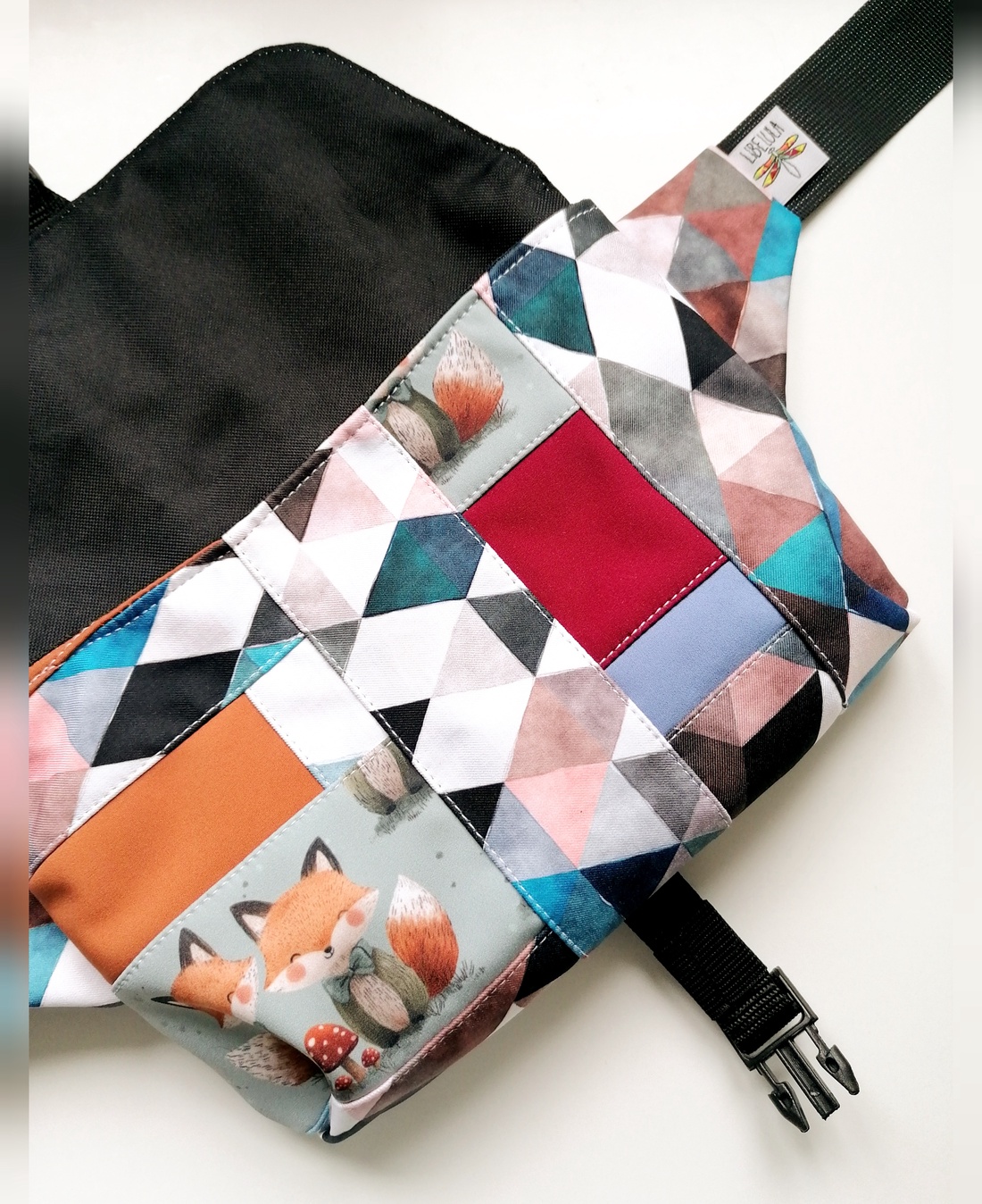 Borsetă cu clapetă LIBELULA - patchwork vulpițe - geantă și husă - genți de umăr și genți de mână - geantă de umăr sling - Artynos.ro Borsetă cu clapetă LIBELULA - patchwork vulpițe - geantă și husă - genți de umăr și genți de mână - geantă de umăr sling - Artynos.ro