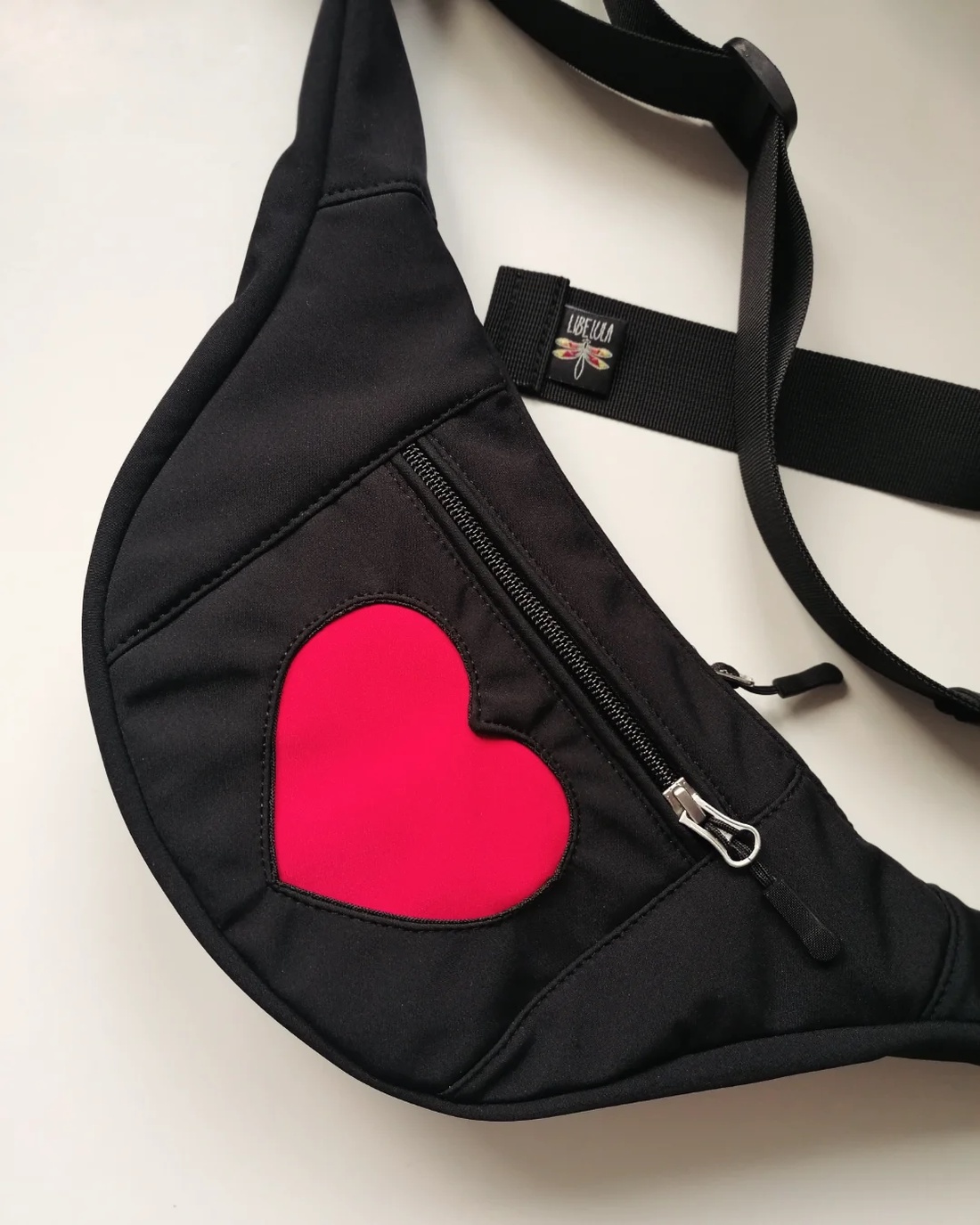 Precomandă - Geantă banană S - neagră cu inimă personalizată - geantă și husă - genți de umăr și genți de mână - geantă de umăr sling - Artynos.ro Precomandă - Geantă banană S - neagră cu inimă personalizată - geantă și husă - genți de umăr și genți de mână - geantă de umăr sling - Artynos.ro