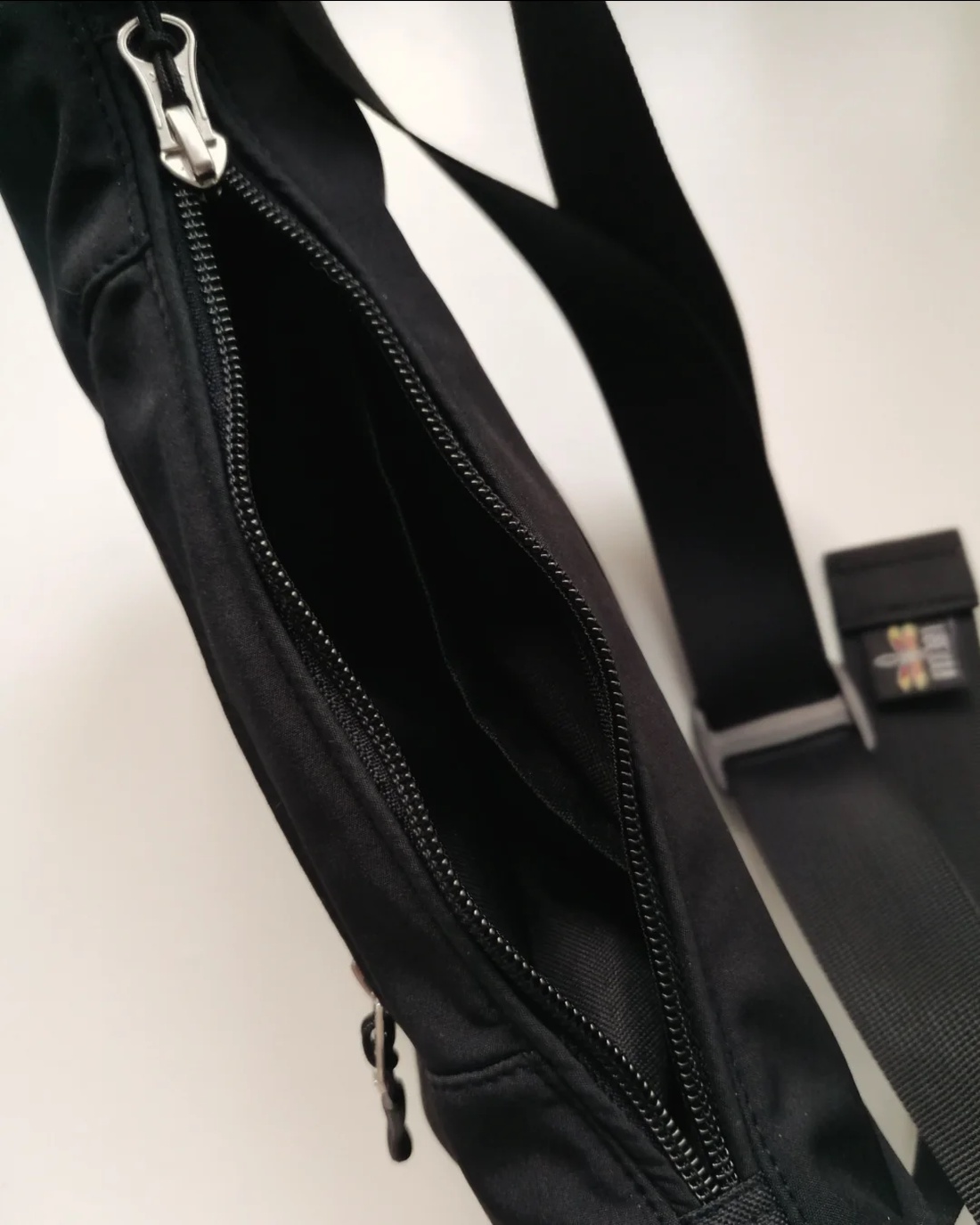 Precomandă - Geantă banană S - neagră cu inimă personalizată - geantă și husă - genți de umăr și genți de mână - geantă de umăr sling - Artynos.ro Precomandă - Geantă banană S - neagră cu inimă personalizată - geantă și husă - genți de umăr și genți de mână - geantă de umăr sling - Artynos.ro