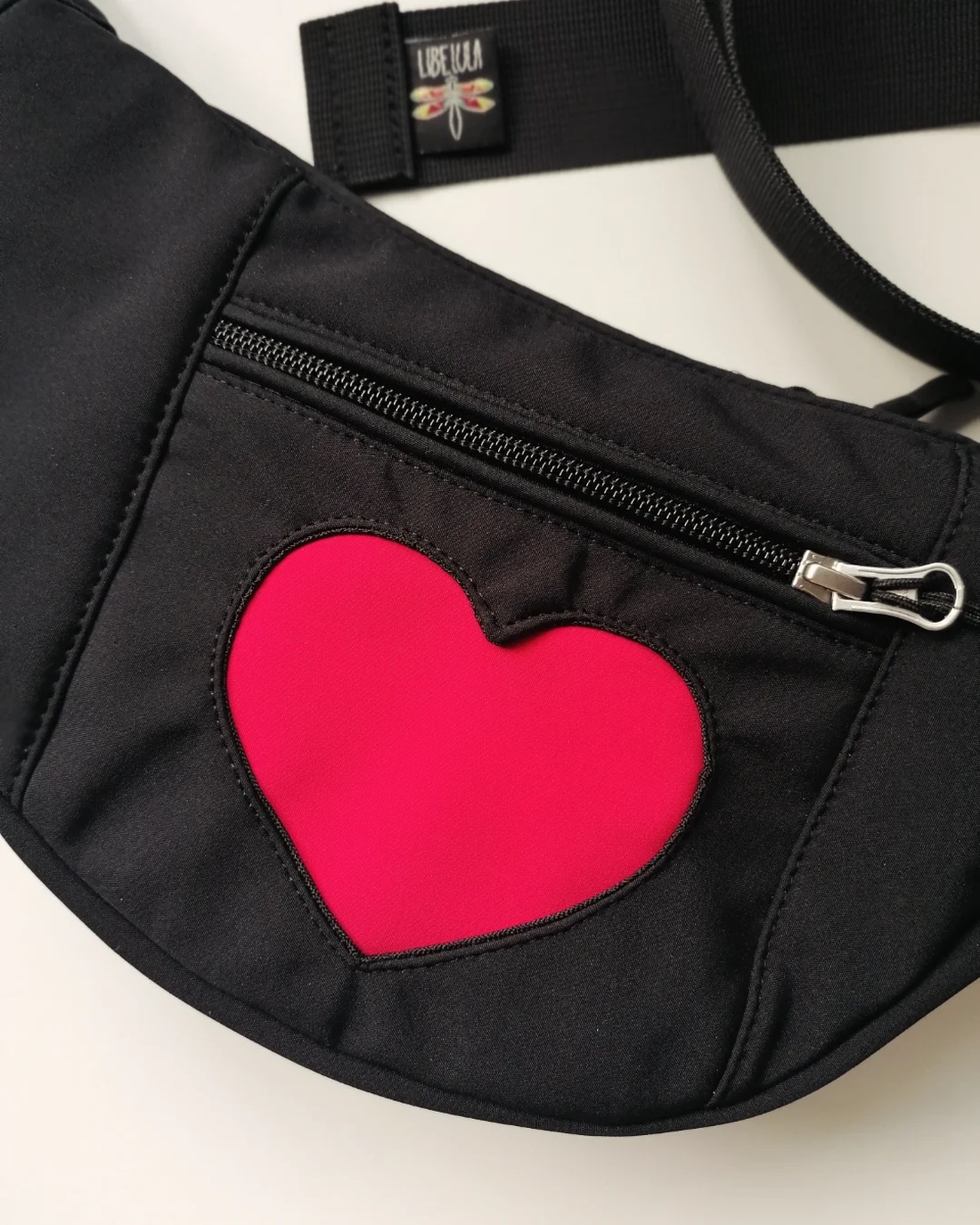 Precomandă - Geantă banană S - neagră cu inimă personalizată - geantă și husă - genți de umăr și genți de mână - geantă de umăr sling - Artynos.ro Precomandă - Geantă banană S - neagră cu inimă personalizată - geantă și husă - genți de umăr și genți de mână - geantă de umăr sling - Artynos.ro