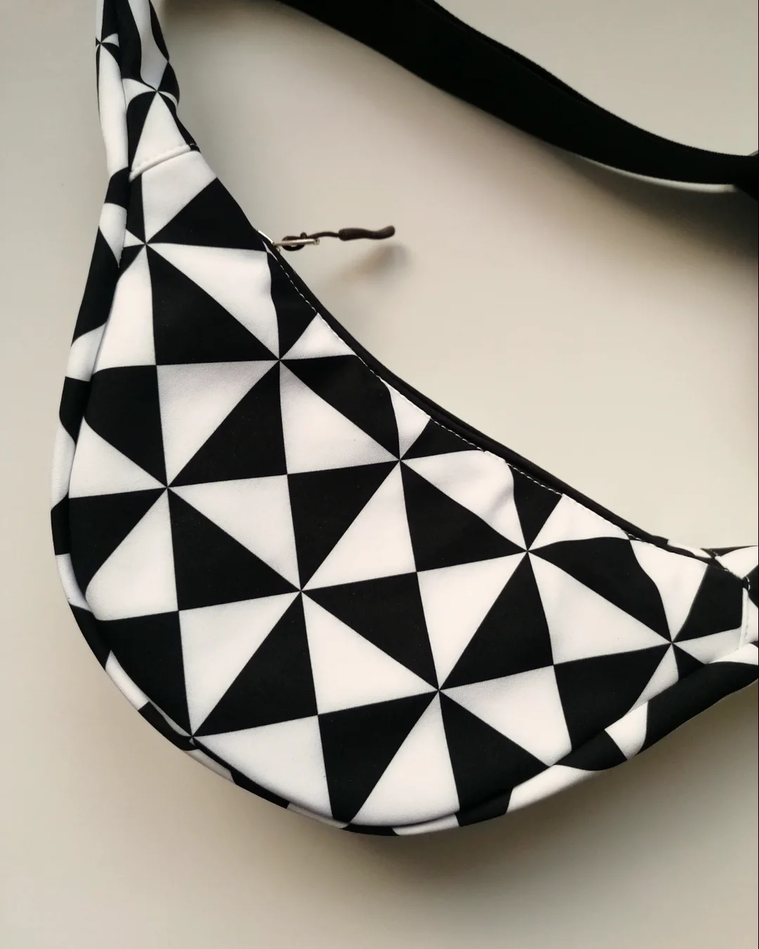 Precomandă - Geantă banană S - geometric - geantă și husă - genți de umăr și genți de mână - geantă de umăr sling - Artynos.ro Precomandă - Geantă banană S - geometric - geantă și husă - genți de umăr și genți de mână - geantă de umăr sling - Artynos.ro