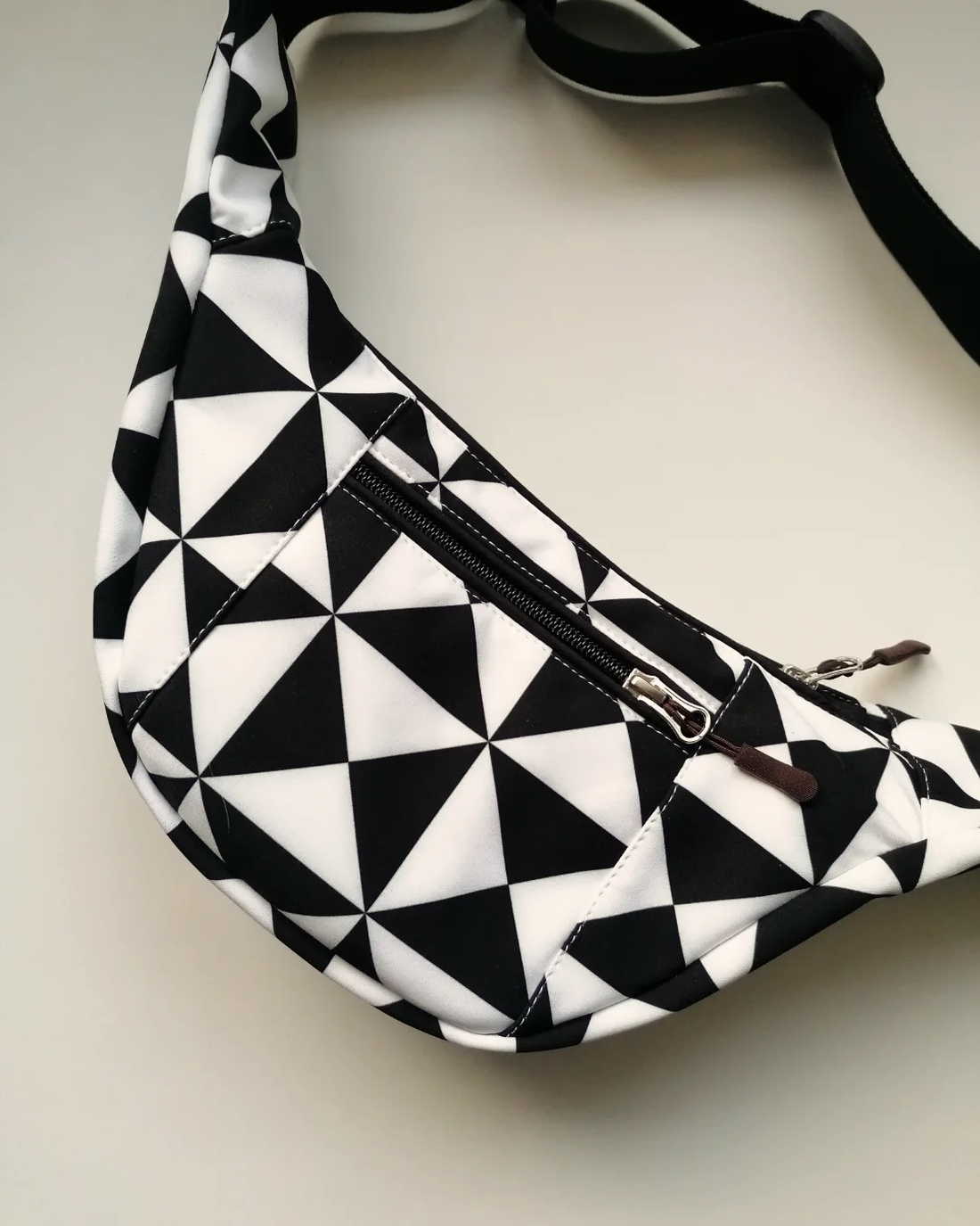 Precomandă - Geantă banană S - geometric - geantă și husă - genți de umăr și genți de mână - geantă de umăr sling - Artynos.ro Precomandă - Geantă banană S - geometric - geantă și husă - genți de umăr și genți de mână - geantă de umăr sling - Artynos.ro