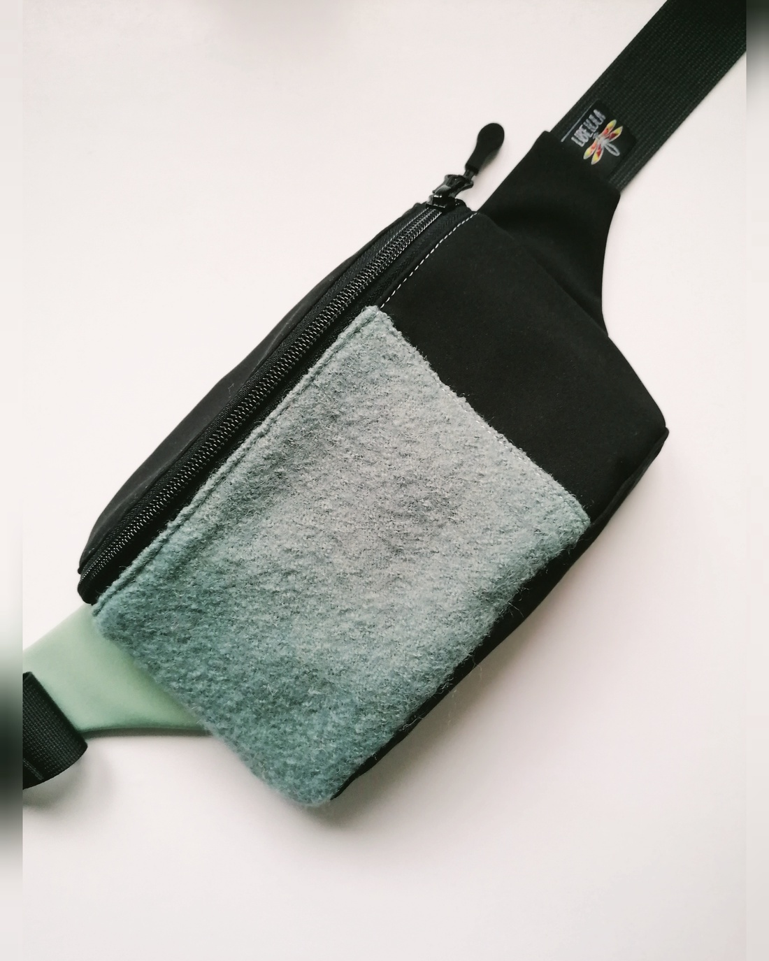 Precomandă - Borsetă clasică LIBELULA - negru și lână verde mentă - genți și portofele - borsete - Artynos.ro