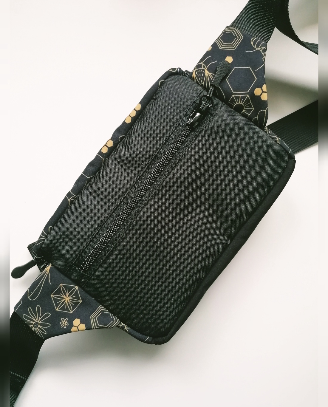 Precomandă - Borsetă clasică LIBELULA - albine - geantă și husă - borsete - Artynos.ro Precomandă - Borsetă clasică LIBELULA - albine - geantă și husă - borsete - Artynos.ro