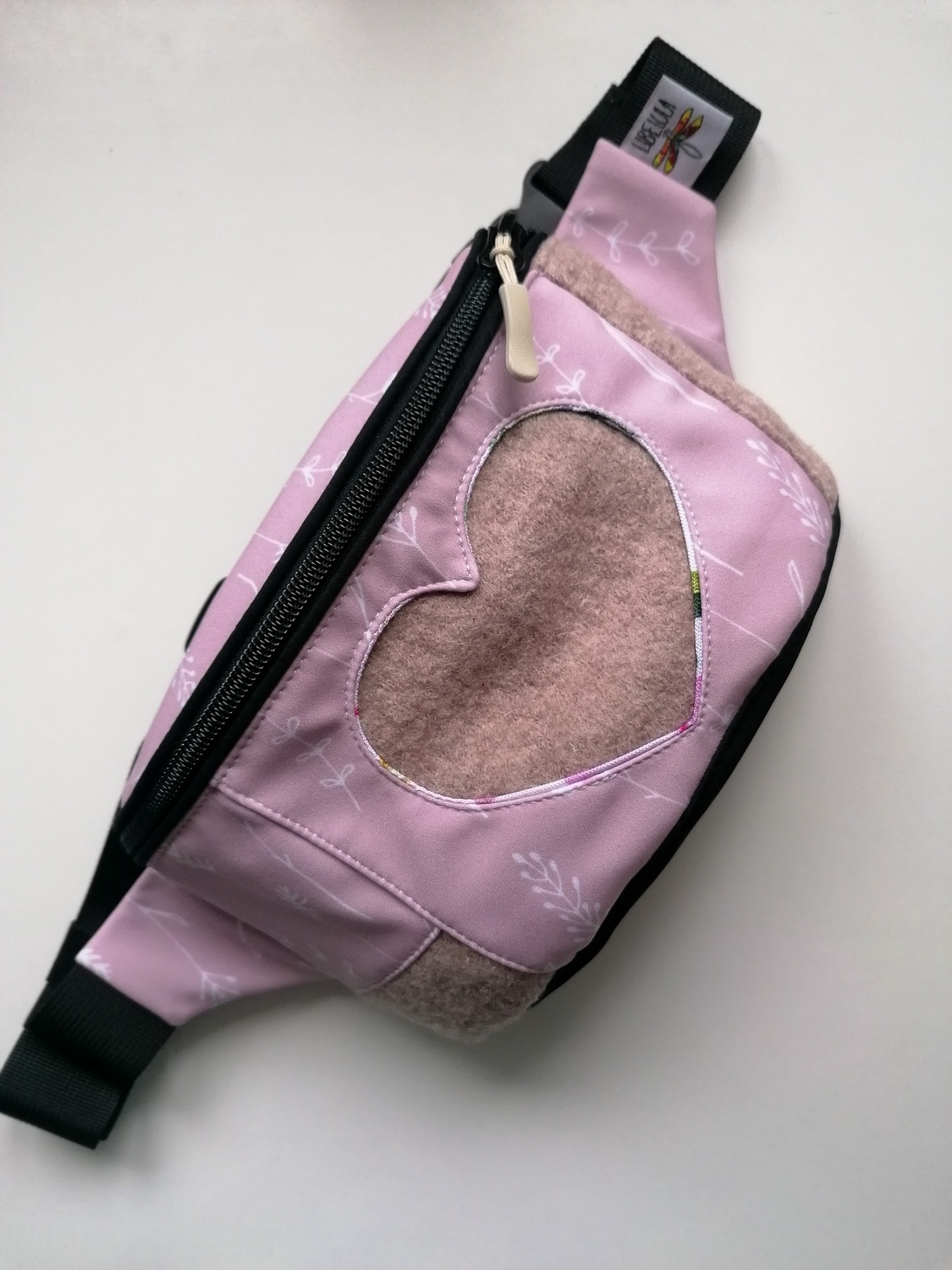 Borsetă clasică LIBELULA - roz pal cu inimă din lână fiartă - genți și portofele - borsete - Artynos.ro