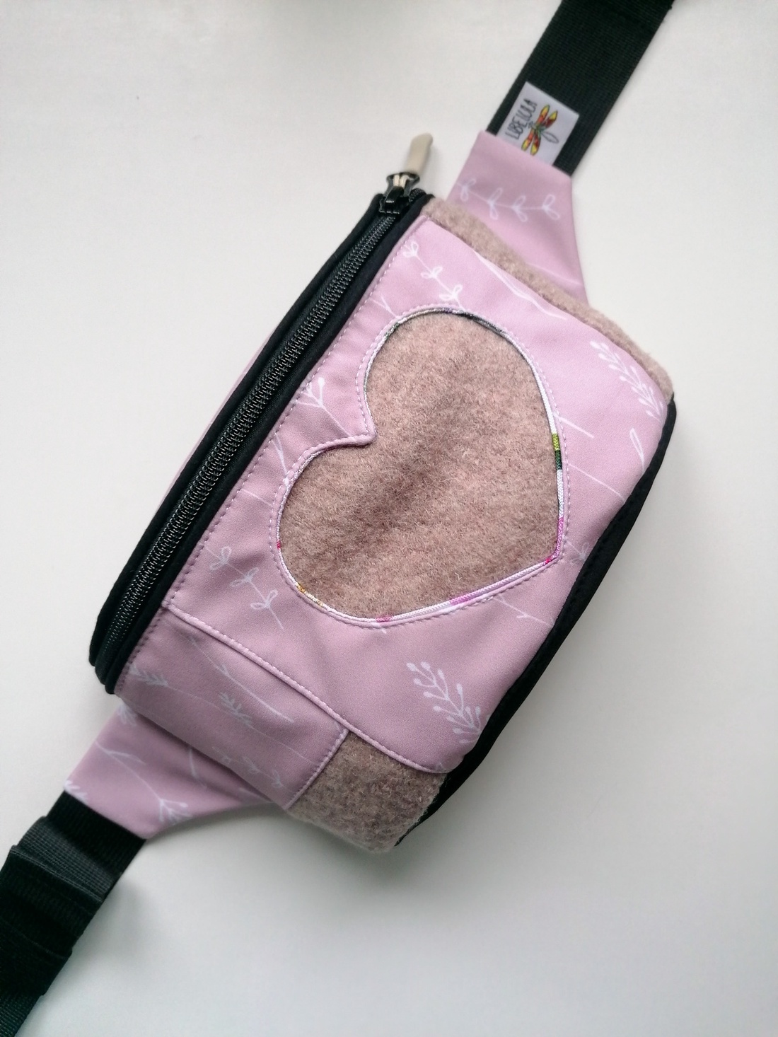 Borsetă clasică LIBELULA - roz pal cu inimă din lână fiartă - genți și portofele - borsete - Artynos.ro