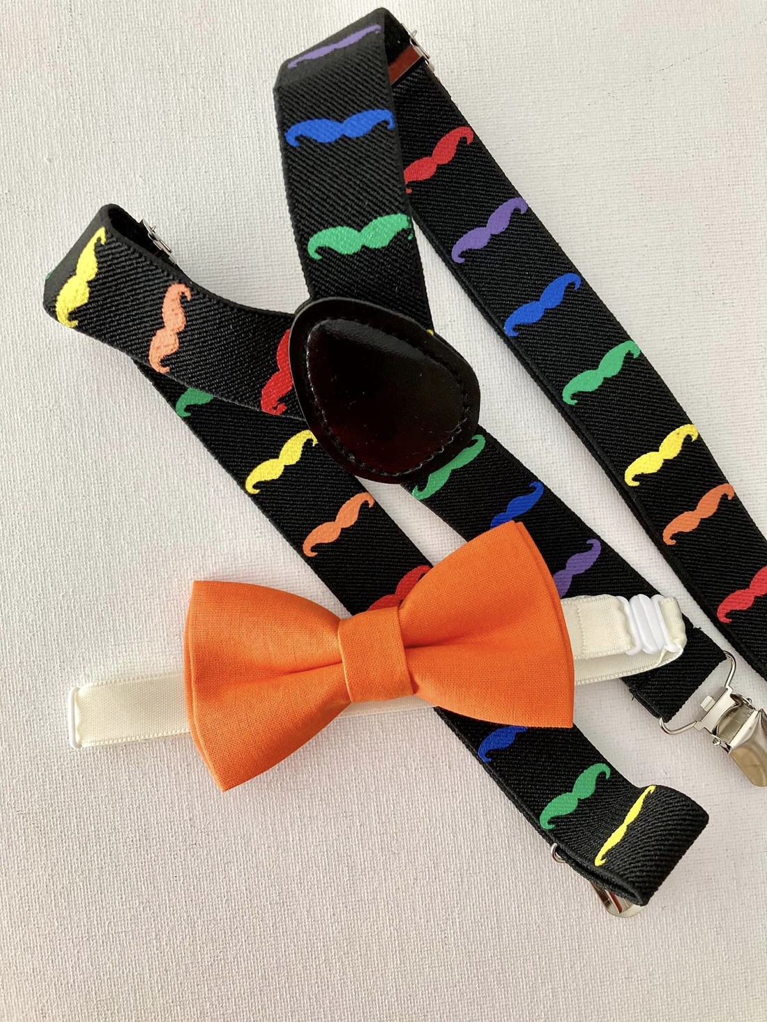 Set pentru copii, papion portocaliu si bretele cu mustati colorate - îmbrăcăminte și modă - haine bărbați - cravată, papion - Artynos.ro