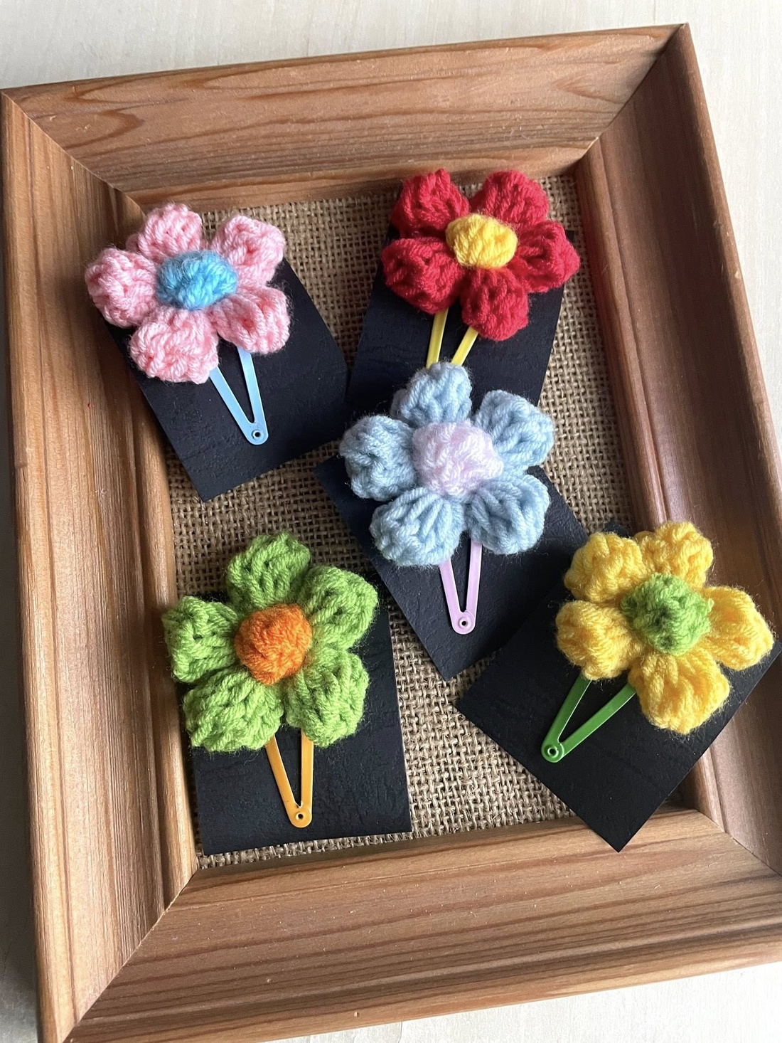 Clame flori colorate crosetate - îmbrăcăminte și modă - accesorii păr - clemă de păr și ac de păr - Artynos.ro Clame flori colorate crosetate - îmbrăcăminte și modă - accesorii păr - clemă de păr și ac de păr - Artynos.ro
