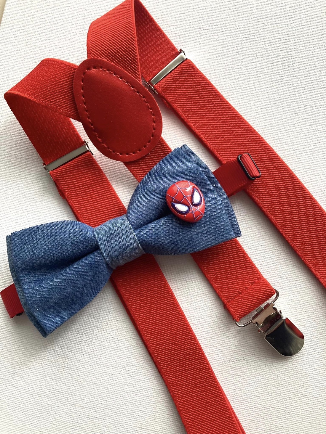 Set pentru copii, papion blug cu spiderman si bretelute rosii - îmbrăcăminte și modă - haine bărbați - cravată, papion - Artynos.ro Set pentru copii, papion blug cu spiderman si bretelute rosii - îmbrăcăminte și modă - haine bărbați - cravată, papion - Artynos.ro