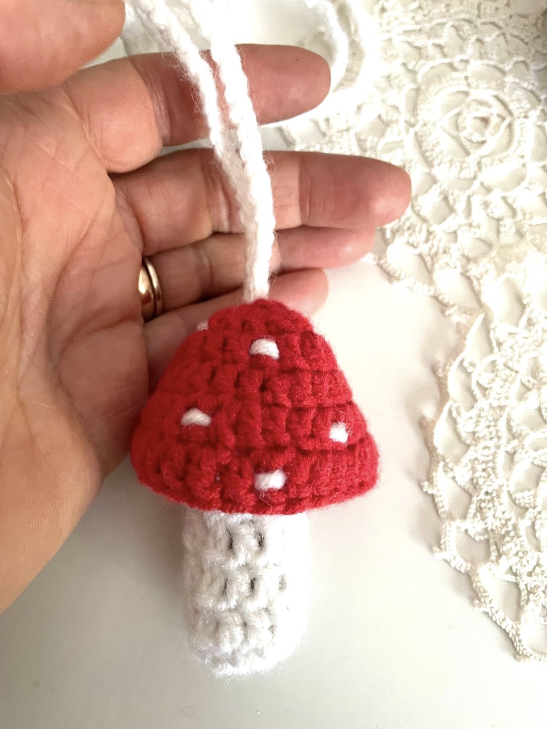 Mini posetuta ciupercuta - jucării și echipamente pentru copii - plușuri - păpușă croșetată, păpușă de pluș - Artynos.ro Mini posetuta ciupercuta - jucării și echipamente pentru copii - plușuri - păpușă croșetată, păpușă de pluș - Artynos.ro