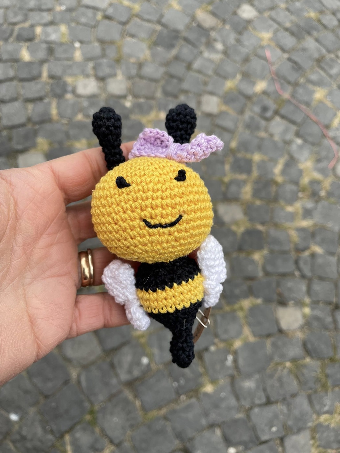 Amigurumialbinuta vesela - jucării și echipamente pentru copii - plușuri - păpușă croșetată, păpușă de pluș - Artynos.ro