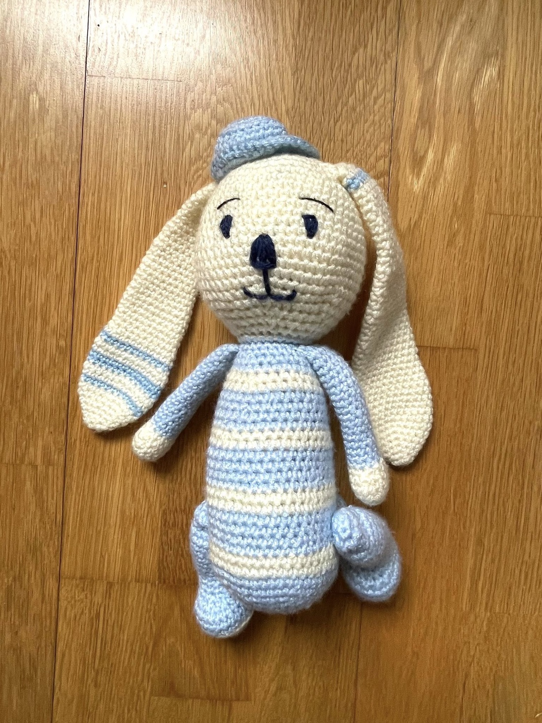 Amigurumi...catel cu palarie, jucarie crosetata - jucării și echipamente pentru copii - plușuri - câine de pluș - Artynos.ro