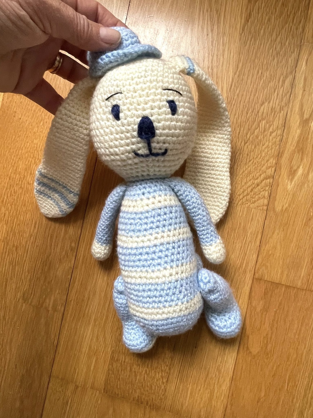 Amigurumi...catel cu palarie, jucarie crosetata - jucării și echipamente pentru copii - plușuri - câine de pluș - Artynos.ro