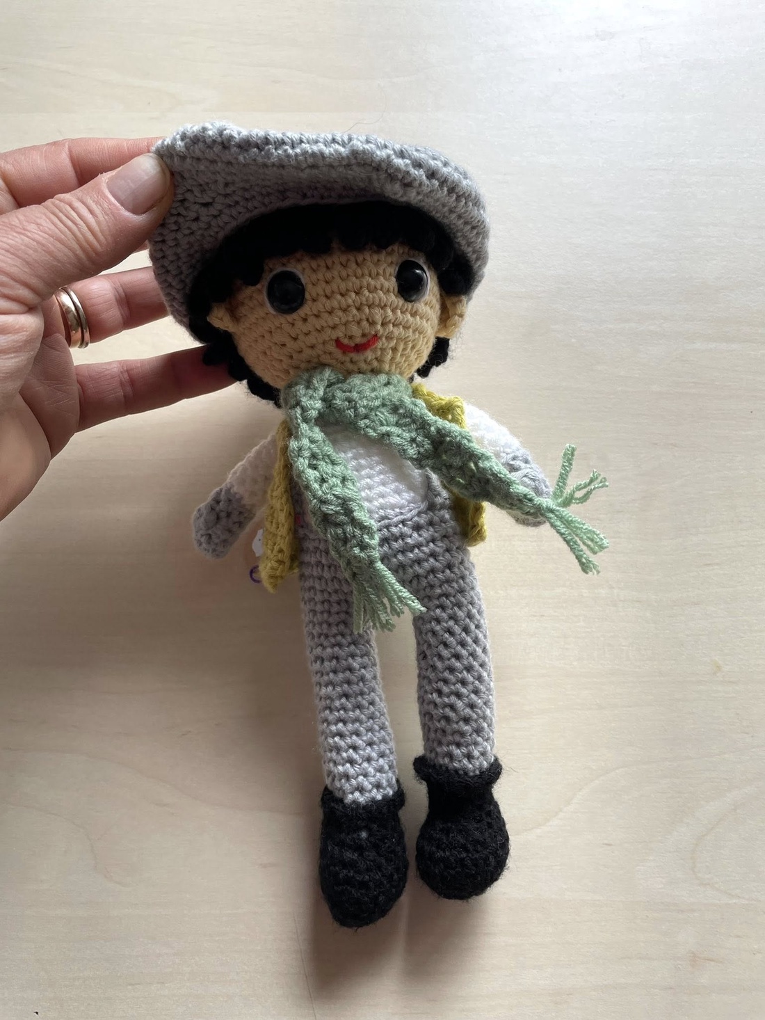 Amigurumibaiat cu sapca, jucarie crosetata - jucării și echipamente pentru copii - plușuri - păpușă croșetată, păpușă de pluș - Artynos.ro
