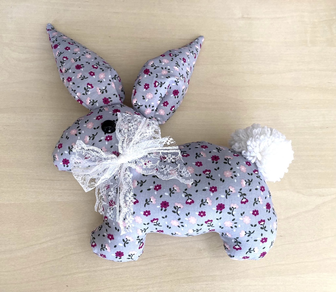 Iepuras gri cu floricele - jucării și echipamente pentru copii - plușuri - iepure de pluș - Artynos.ro Iepuras gri cu floricele - jucării și echipamente pentru copii - plușuri - iepure de pluș - Artynos.ro