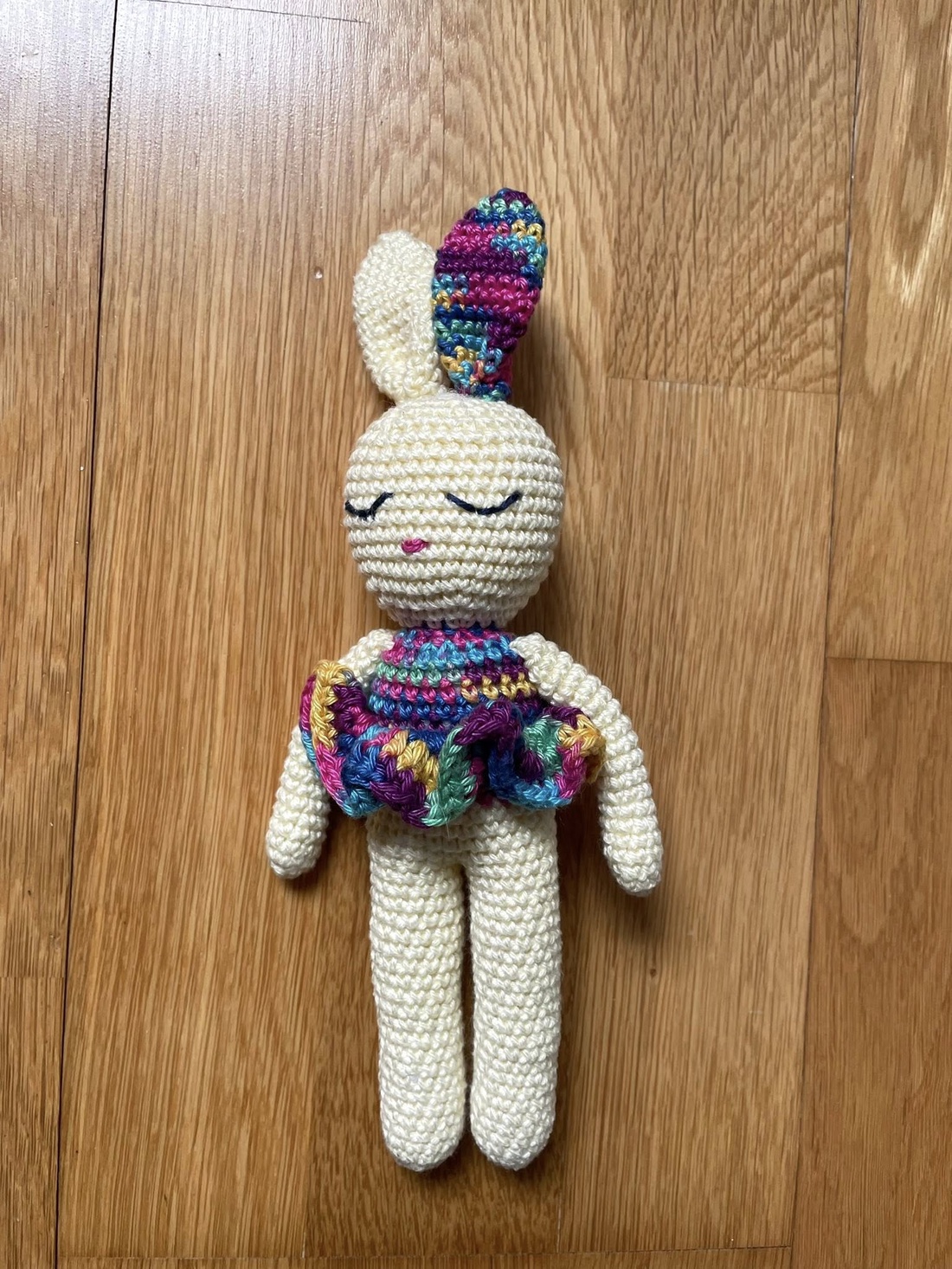 Amigurumi...iepuras cu rochita curcubeu, jucarie crosetata - jucării și echipamente pentru copii - plușuri - iepure de pluș - Artynos.ro