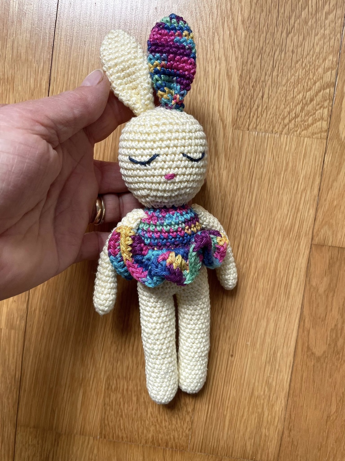 Amigurumi...iepuras cu rochita curcubeu, jucarie crosetata - jucării și echipamente pentru copii - plușuri - iepure de pluș - Artynos.ro